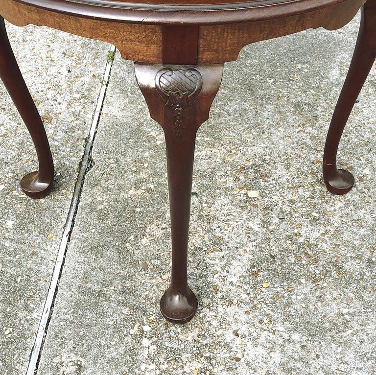 Antique English Queen Anne Round End Table For Sale at 1stDibs