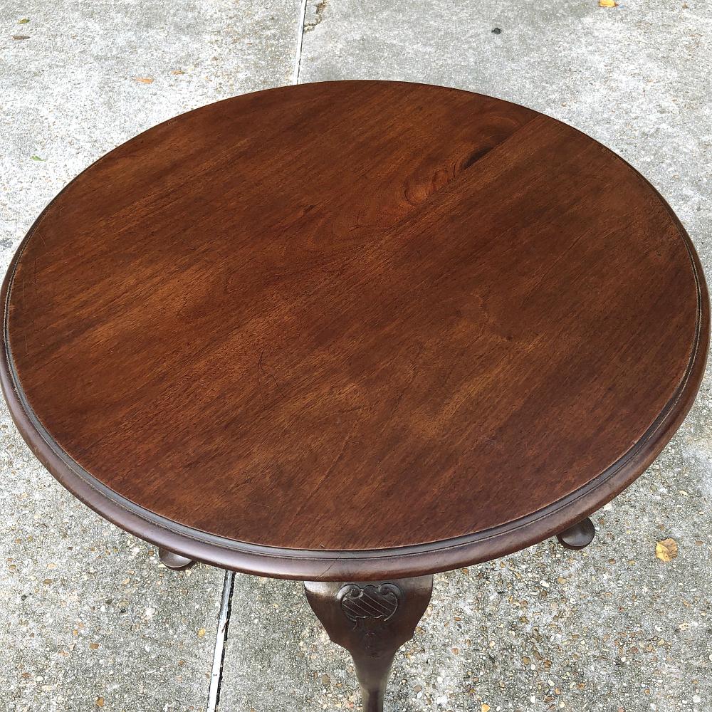 Mahogany Antique English Queen Anne Round End Table For Sale