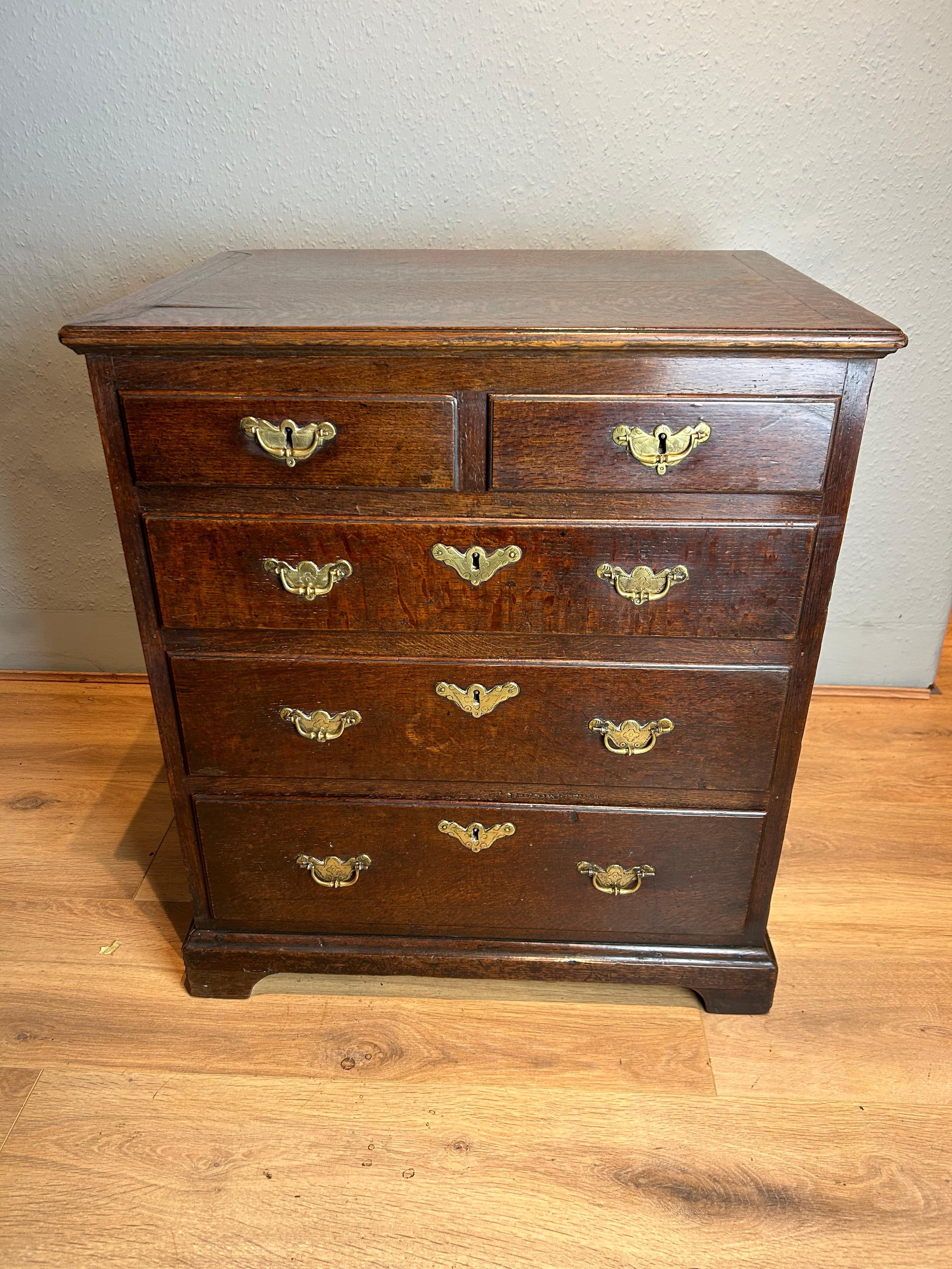 Antique English Queen Anne small chest of drawers circa 1710, rare sweet size only 25 inches wide, majority of chests this size are converted commodes but this one isn’t, the whole chest is made of oak including drawer linings, dust sheets, runners,