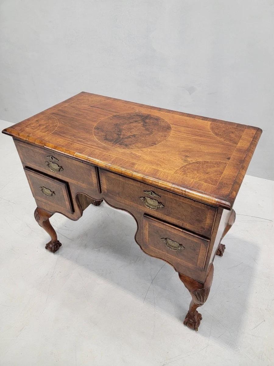 Antico scrittoio inglese in stile Queen Anne in radica e Oak 

Questo antico scrittoio in stile Queen Anne in radica e Oak è un mobile straordinario con intagli intricati e ferramenta in ottone. Le gambe del tavolo, splendidamente ricurve e