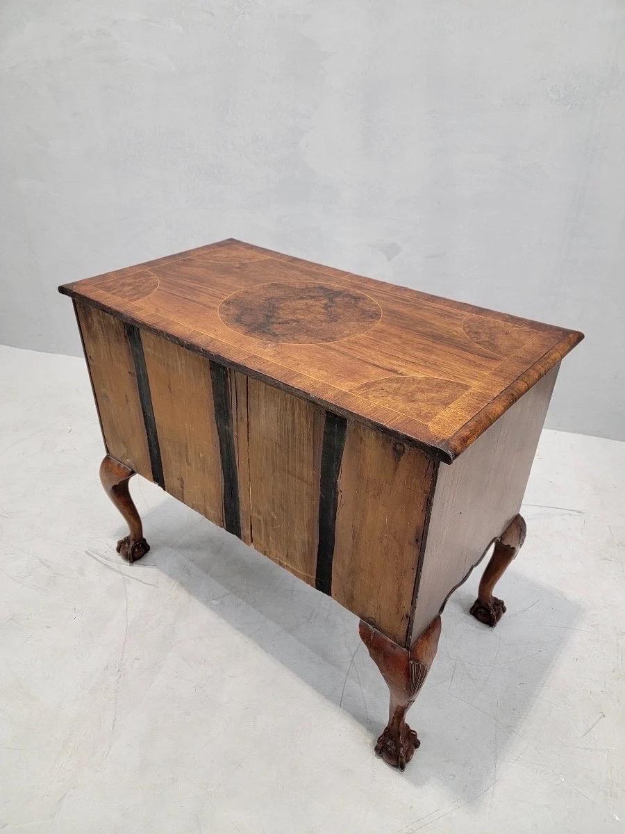 Regina Anna Antico scrittoio inglese in stile Queen Anne in radica e Oak in vendita