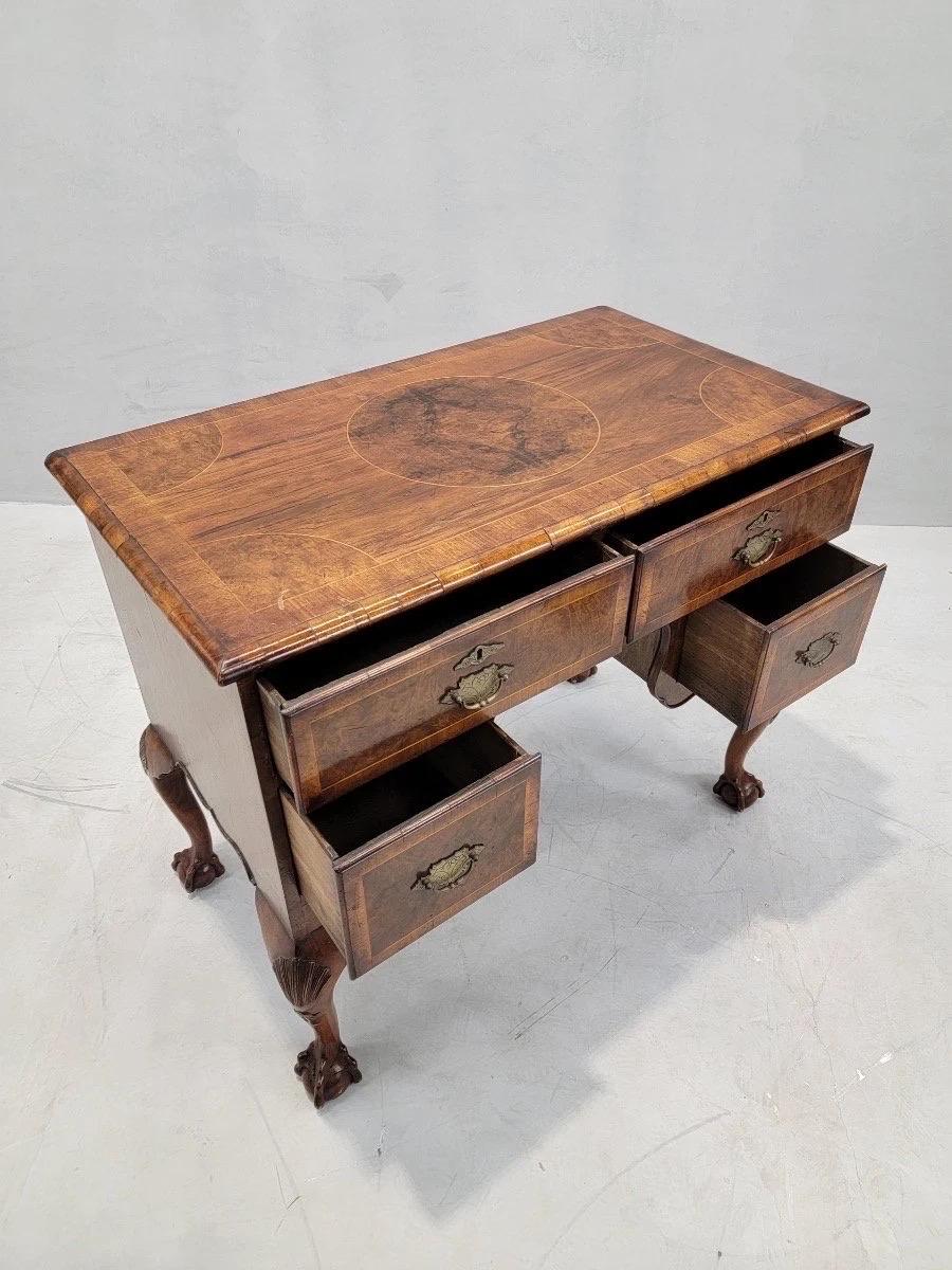 Britannico Antico scrittoio inglese in stile Queen Anne in radica e Oak in vendita
