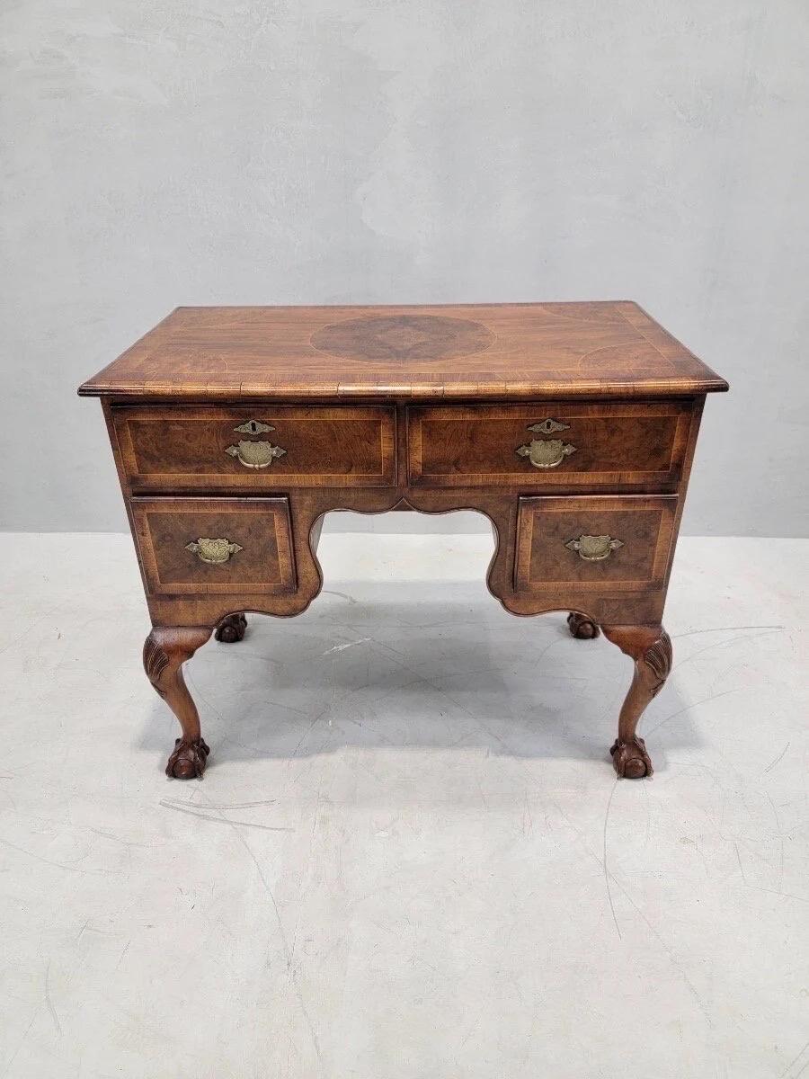 XX secolo Antico scrittoio inglese in stile Queen Anne in radica e Oak in vendita