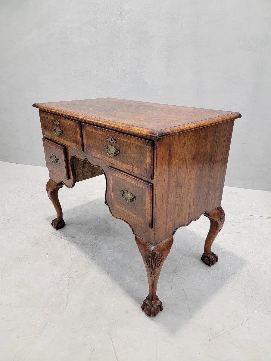 Ottone Antico scrittoio inglese in stile Queen Anne in radica e Oak in vendita