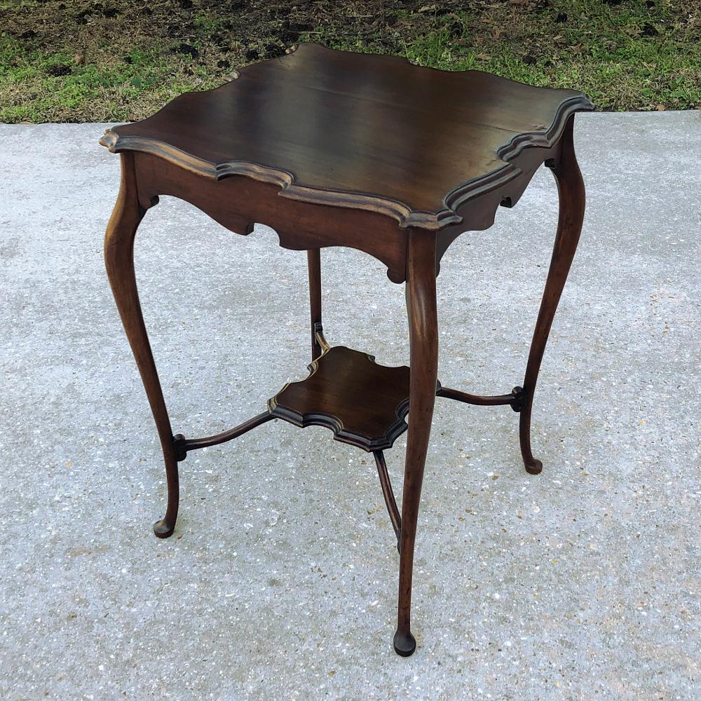 Antique English Queen Anne Walnut End Table In Good Condition For Sale In Dallas, TX