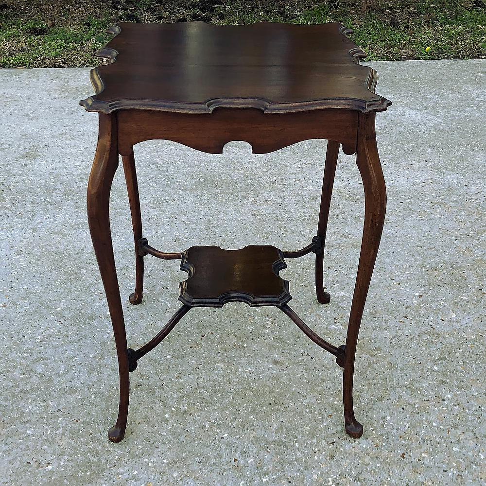 20th Century Antique English Queen Anne Walnut End Table For Sale