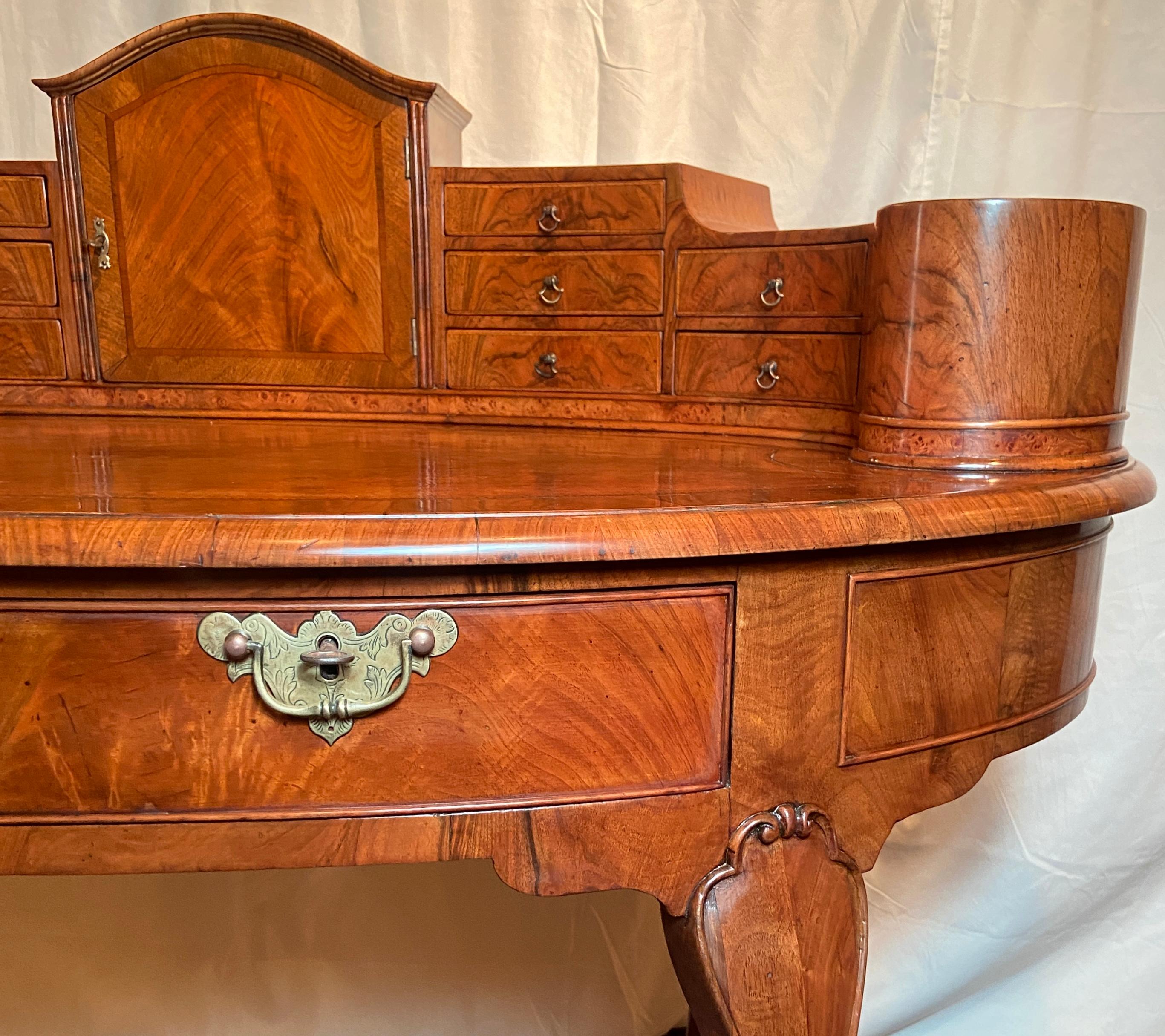 XIXe siècle Bureau anglais ancien en noyer de style Queen Anne, vers 1895 en vente