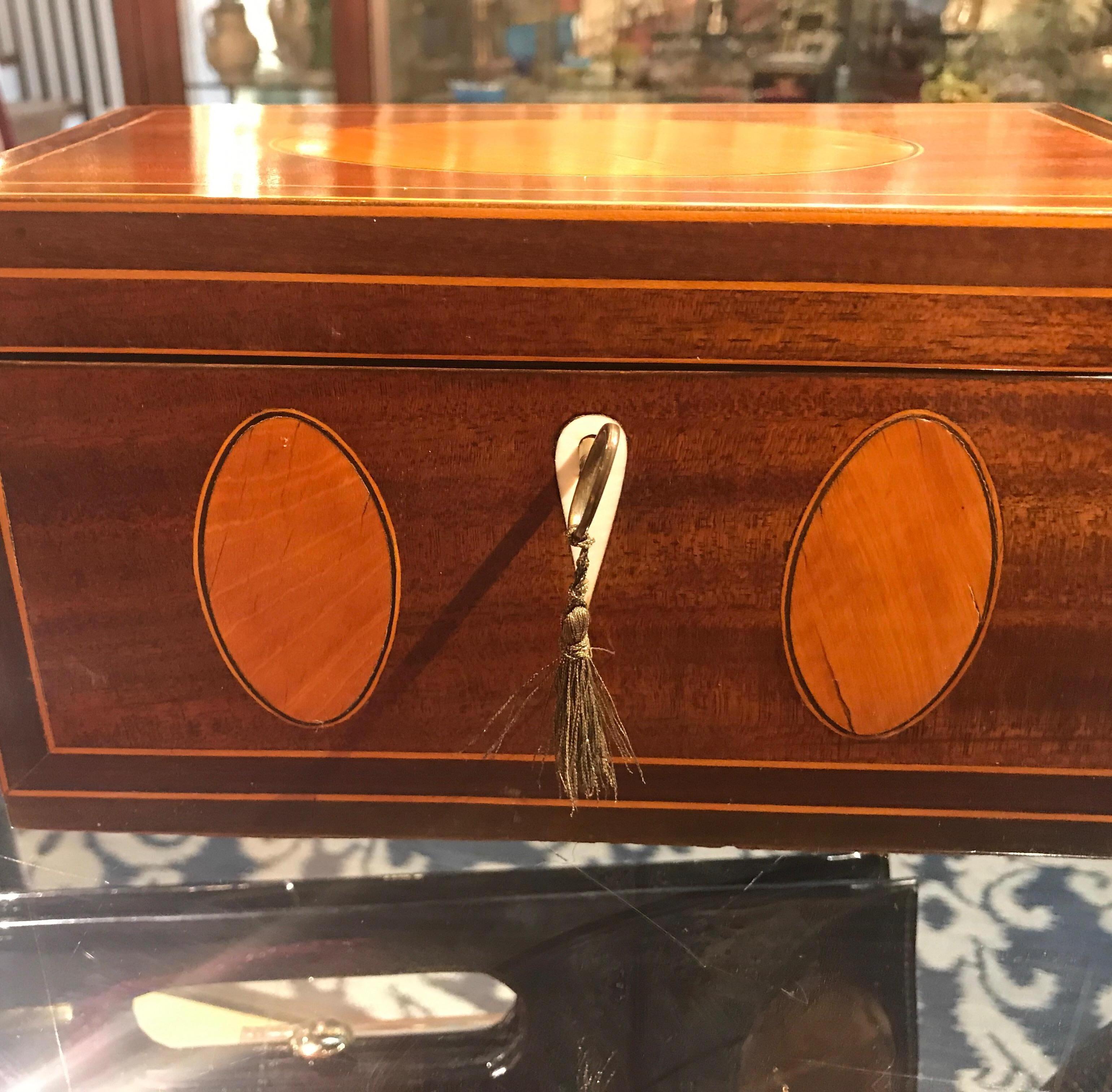 Antique English Regency 19th Century Satinwood Inlaid Mahogany Box In Excellent Condition In Lambertville, NJ