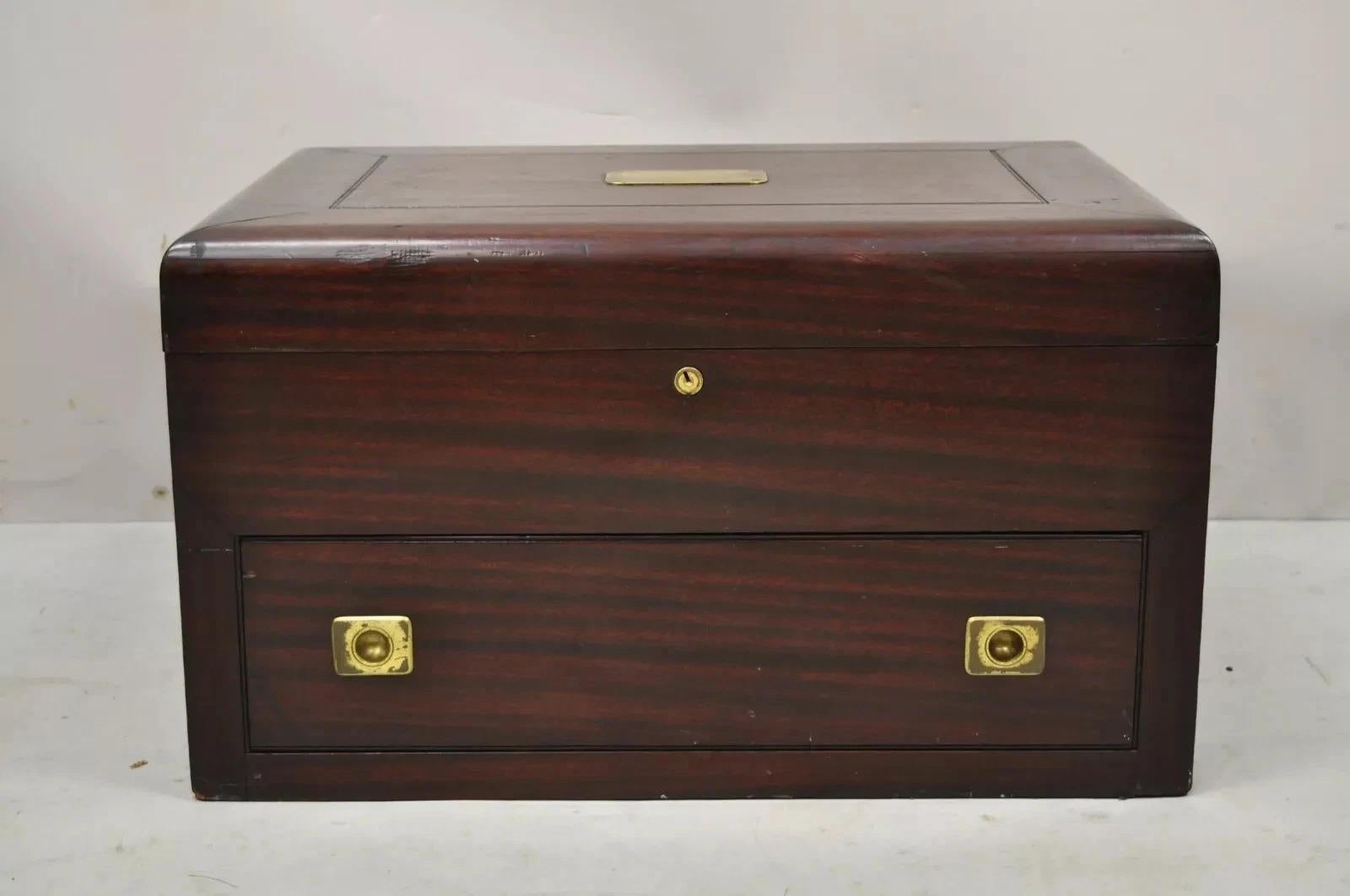Antica cassetta per posate e argenteria in stile Regency inglese, Tilden - Thurber. L'articolo ha dimensioni imponenti, placca in ottone, ferramenta in ottone incastonata, interno attrezzato per l'argenteria, struttura in legno massiccio, 1