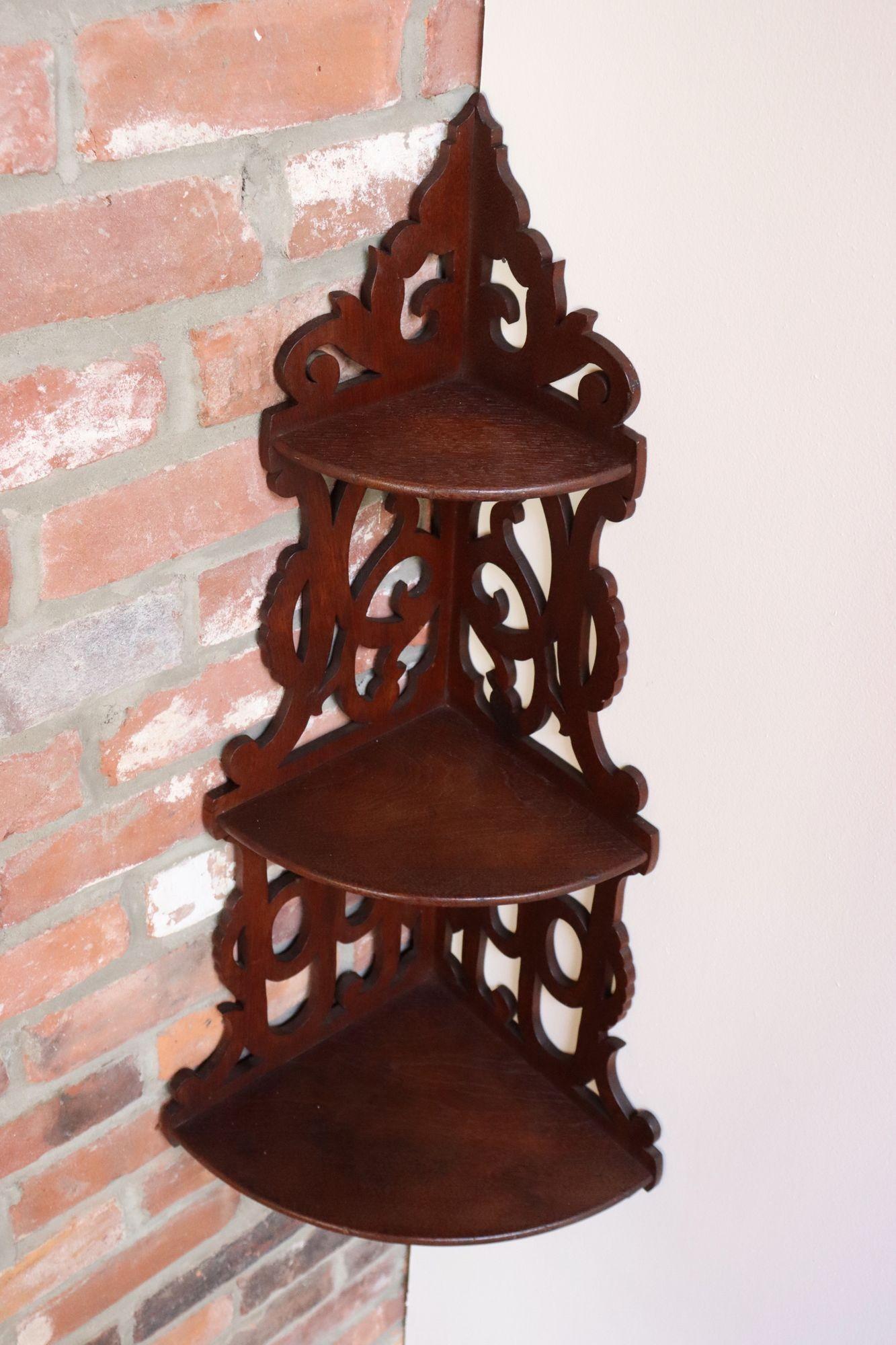 Englische Regency-Stil geschnitzt gebeizt Mahagoni Laubsägearbeit hängenden Ecke Regal / Wandhalterung mit drei dreieckigen Ebenen (ca. Ende des 19. Jahrhunderts, England).
Elegantes, robustes Möbelstück, das viel Platz für kleine
