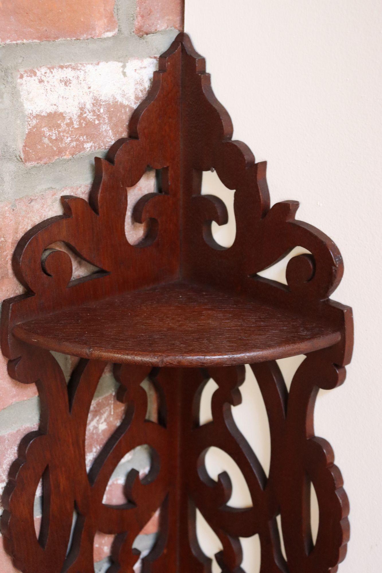 Antike englische Regency geschnitzt Mahagoni Laubsägearbeiten hängende Ecke Regal / Halterung (19. Jahrhundert) im Angebot