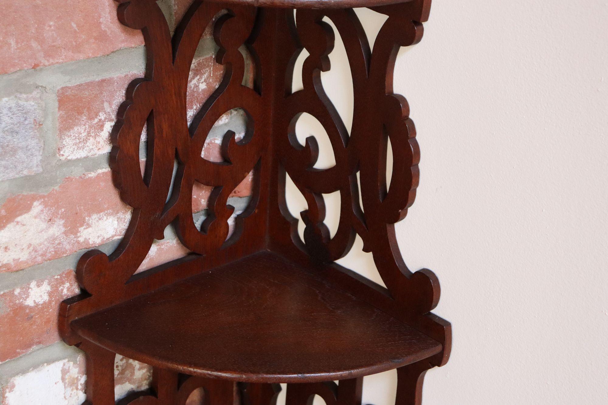 Antike englische Regency geschnitzt Mahagoni Laubsägearbeiten hängende Ecke Regal / Halterung im Angebot 1