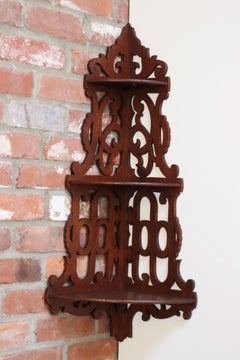 Ancienne étagère d'angle suspendue en acajou sculpté de style Régence anglaise