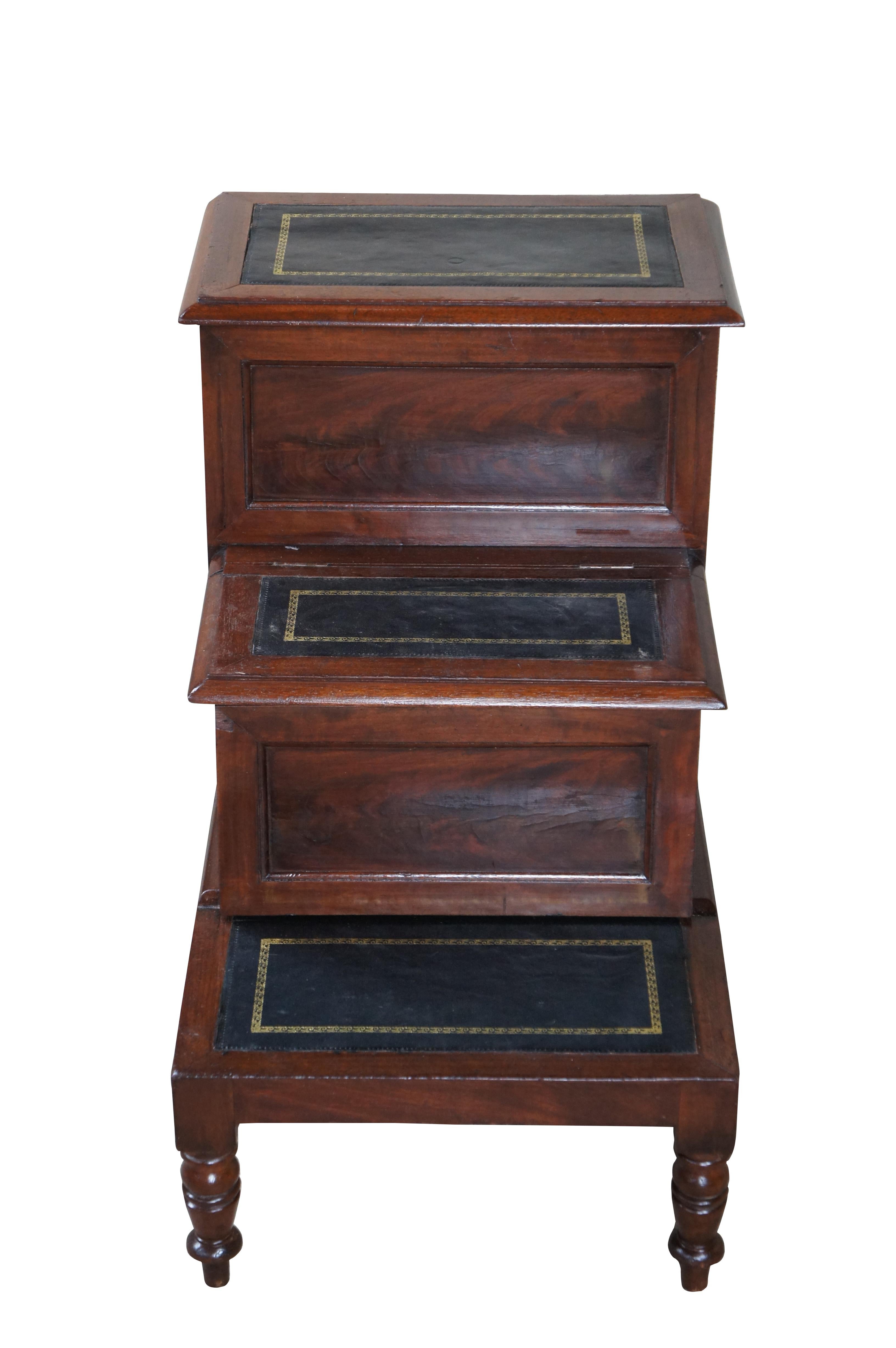 Une exquise bibliothèque / table de lit, escalier, tabouret ou table d'appoint de style Regency anglais. Fabriqués en acajou avec des dessus en cuir estampé et des façades plaquées en acajou crotté. Chacune des marches supérieures est dotée d'un