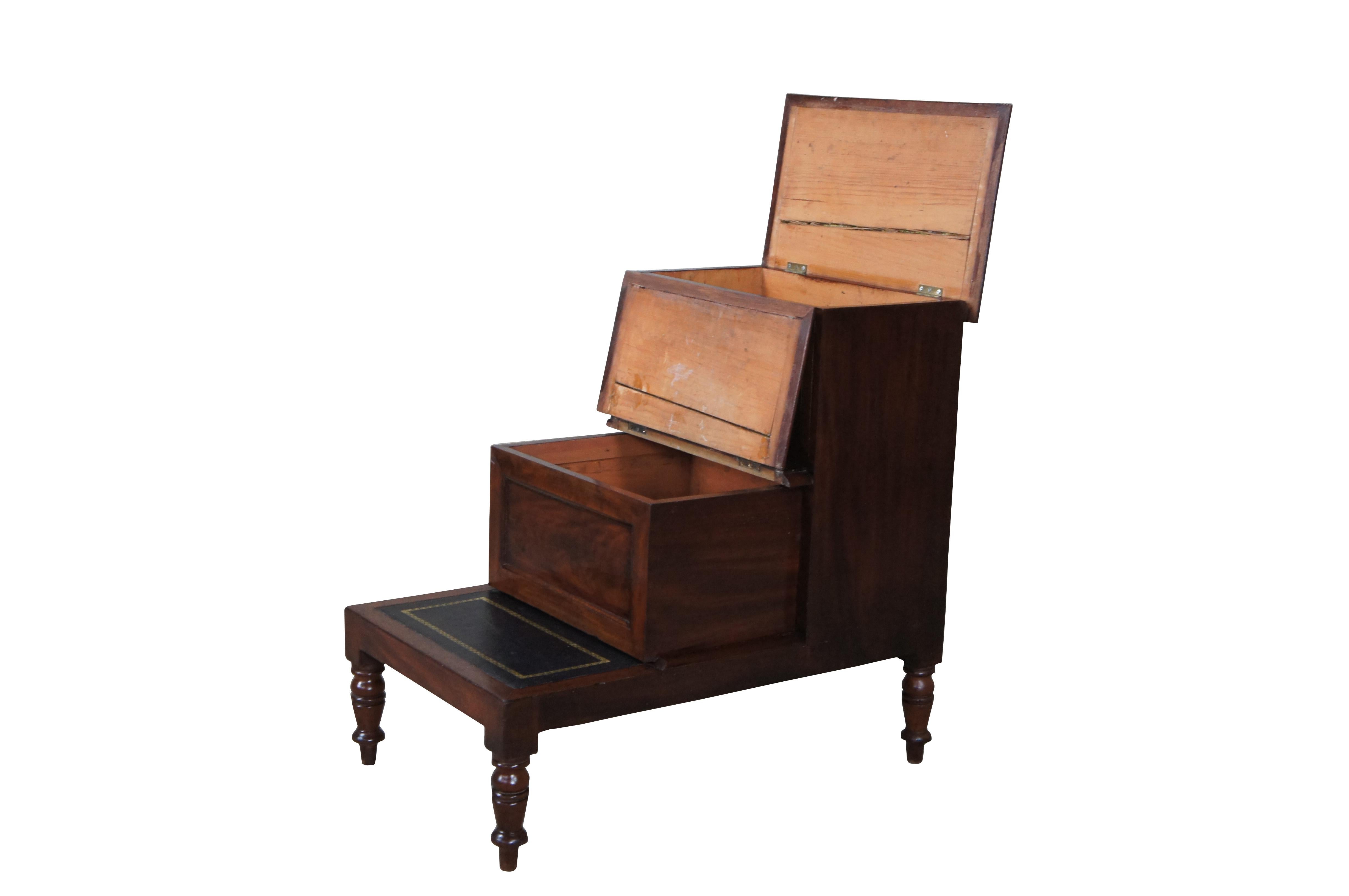 Regency Ancien lit de bibliothèque de style Régence anglaise en cuir d'acajou en vente