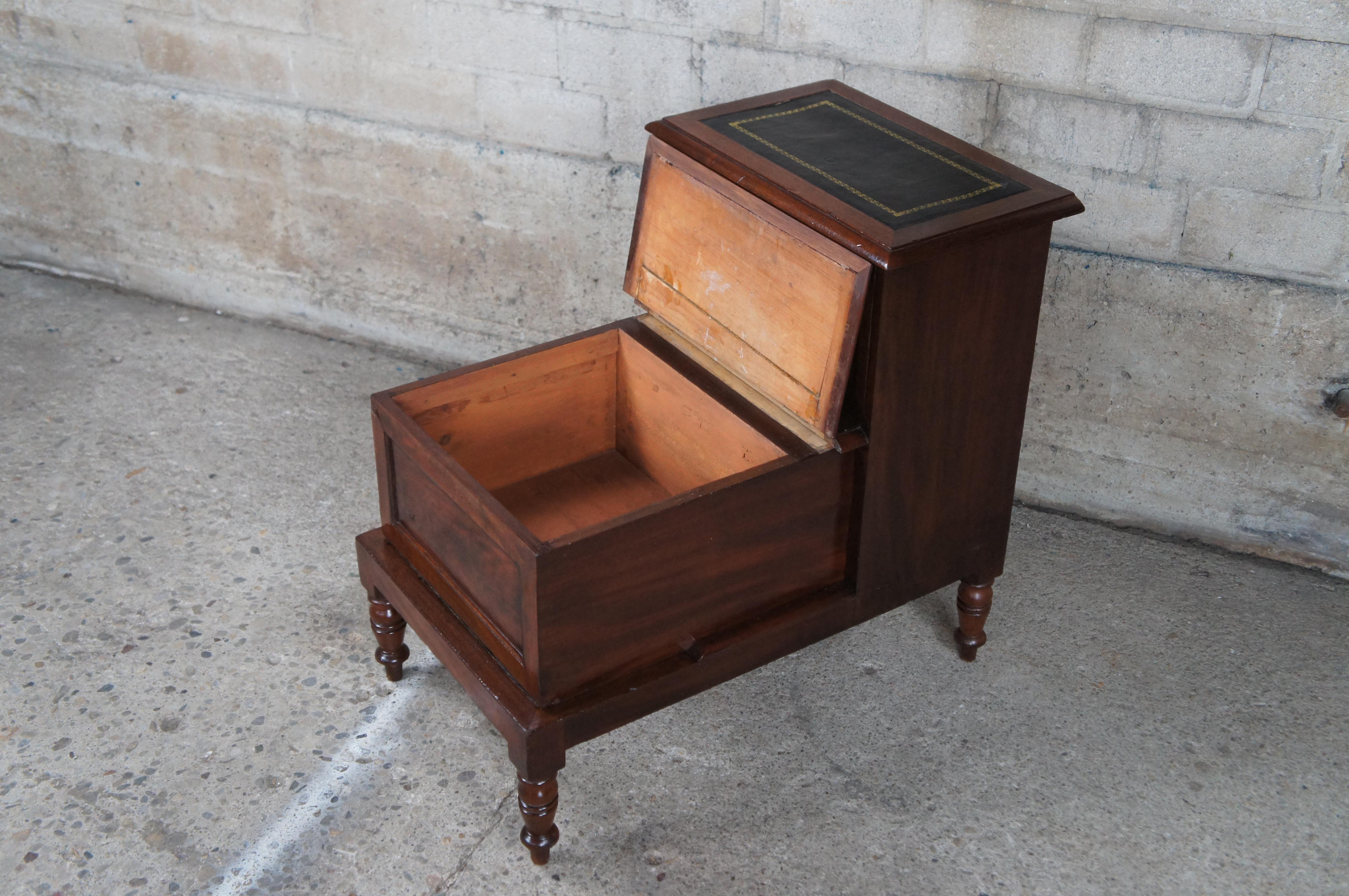 Ancien lit de bibliothèque de style Régence anglaise en cuir d'acajou État moyen - En vente à Dayton, OH