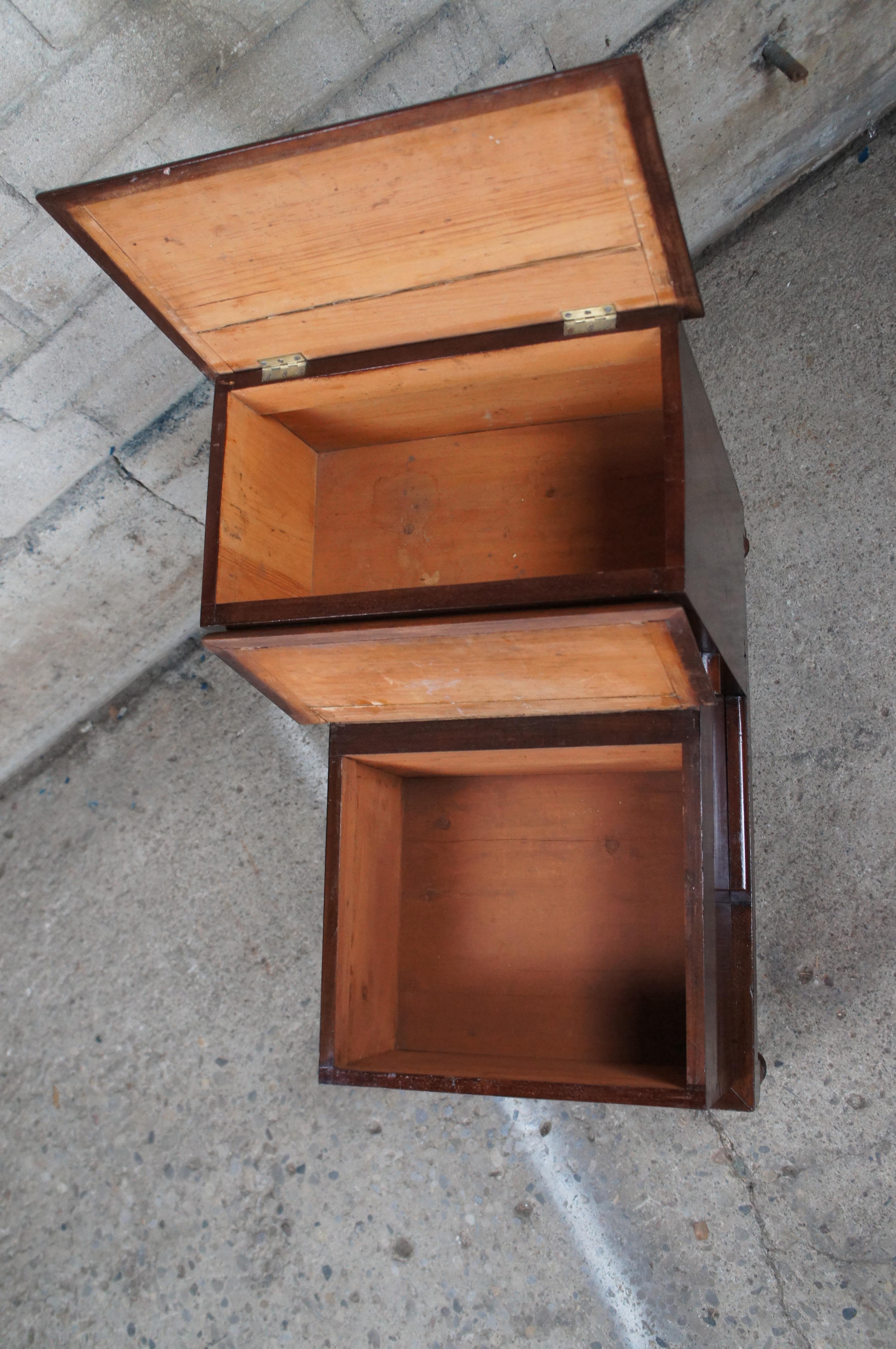 20ième siècle Ancien lit de bibliothèque de style Régence anglaise en cuir d'acajou en vente