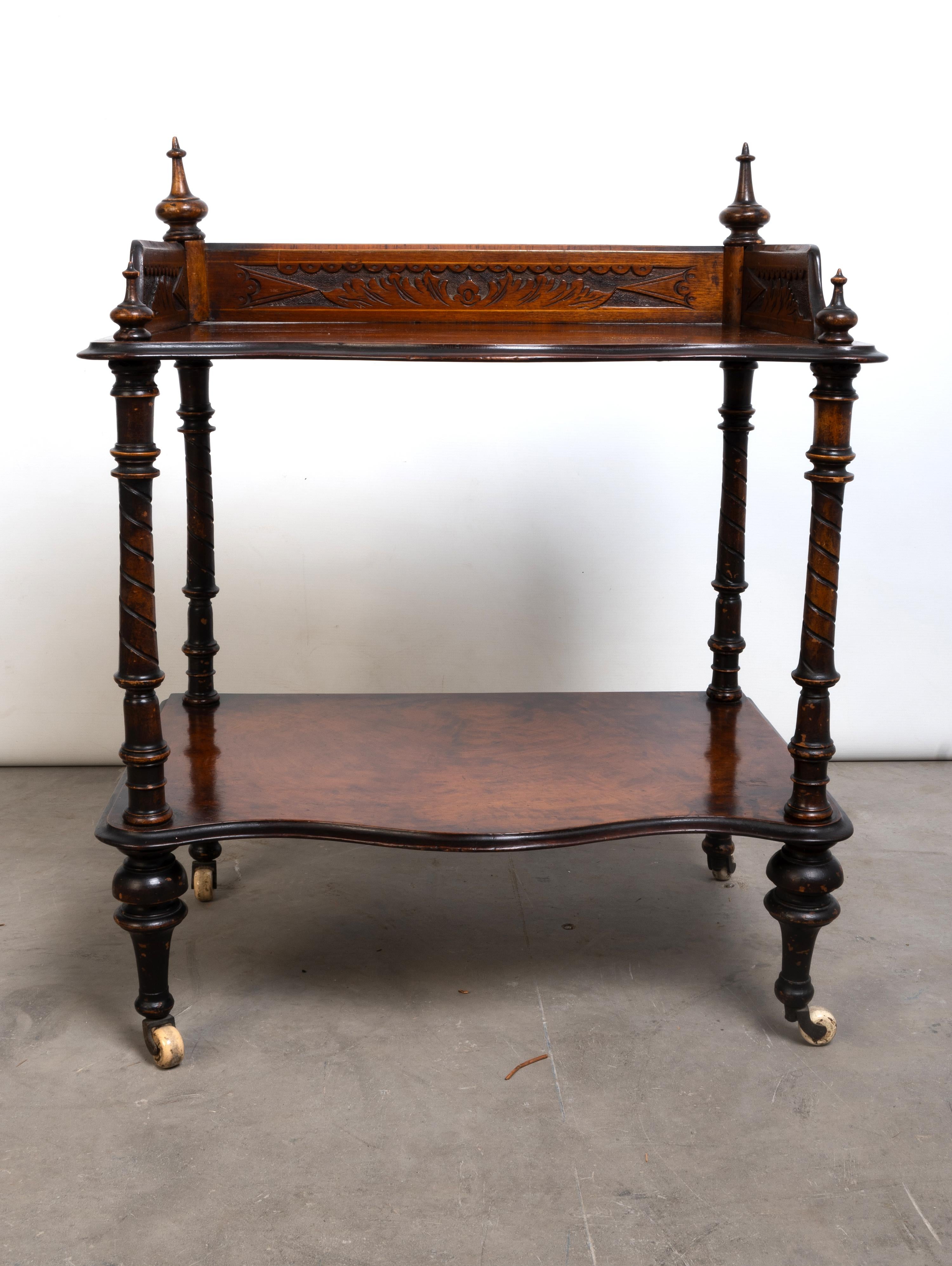 Antiguo expositor de nogal figurado de la Regencia inglesa C.1820 en venta 1