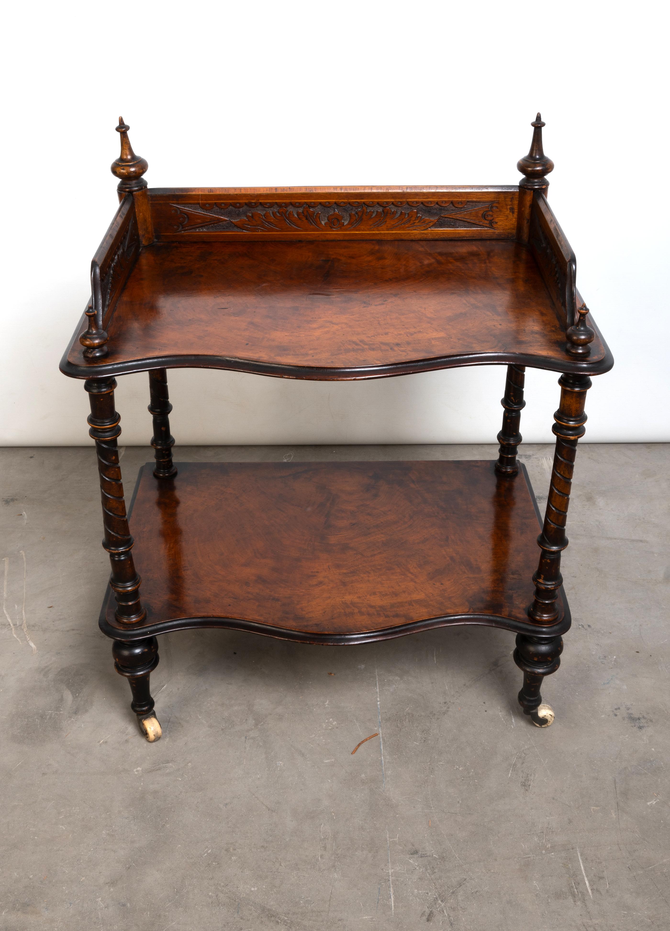 Antiguo expositor de nogal figurado de la Regencia inglesa C.1820 en venta 2