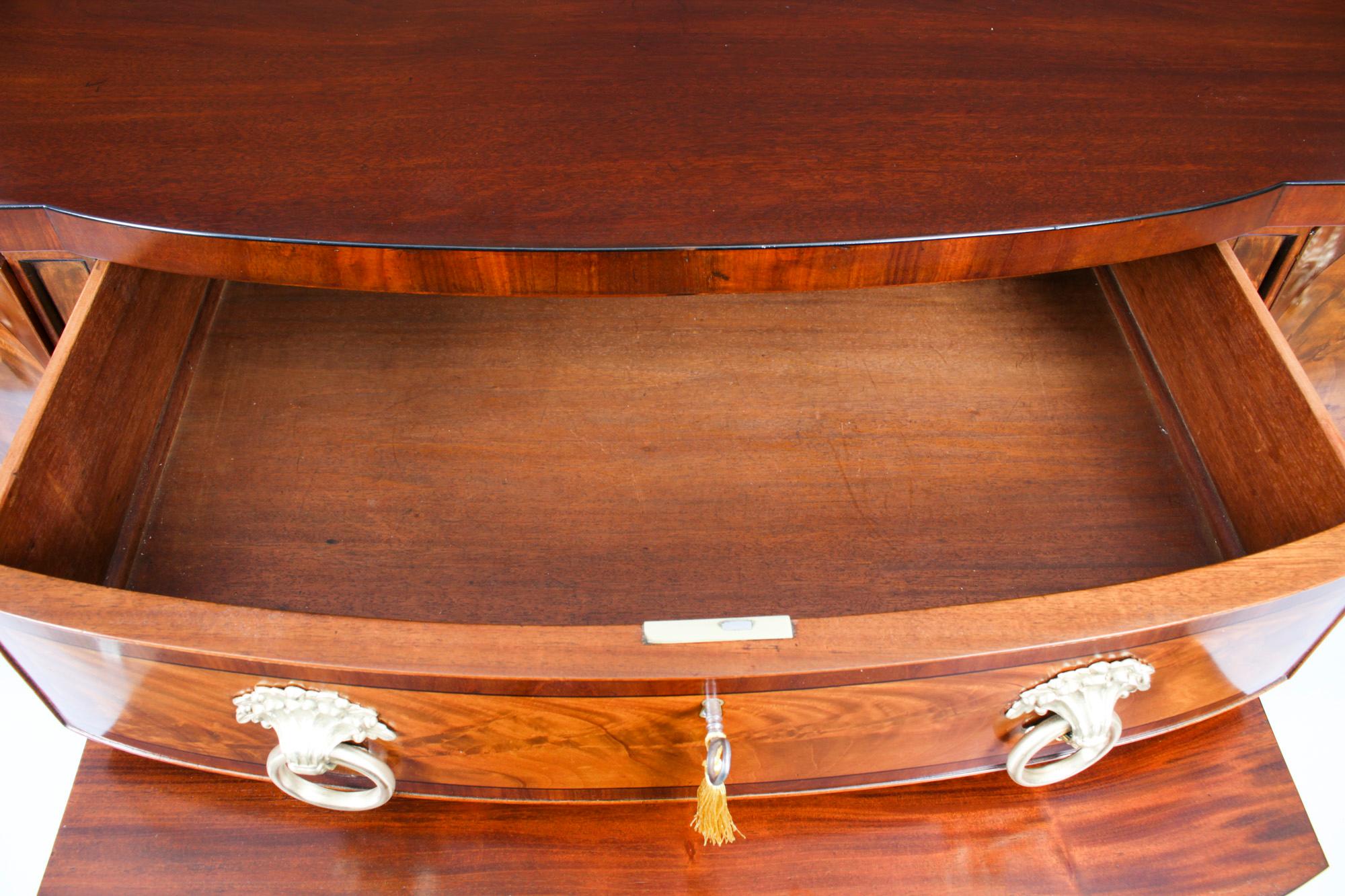 Antica credenza inglese Regency in mogano fiammato del XIX secolo in vendita 4