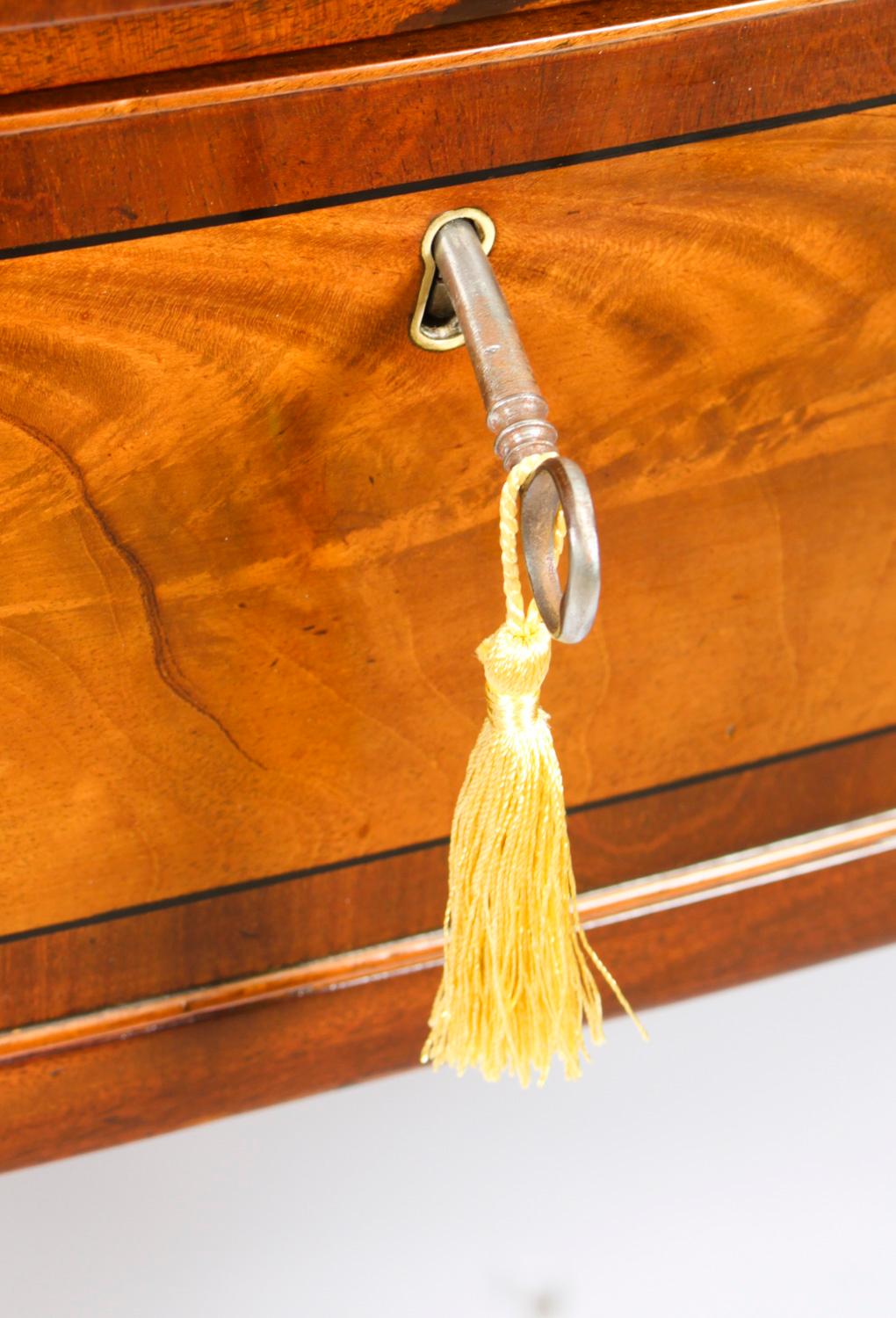Antica credenza inglese Regency in mogano fiammato del XIX secolo in vendita 7