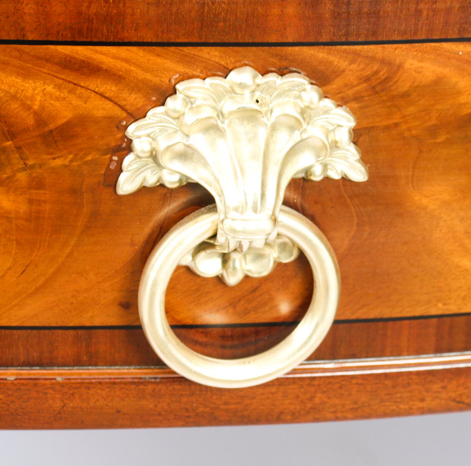 Antica credenza inglese Regency in mogano fiammato del XIX secolo in vendita 9