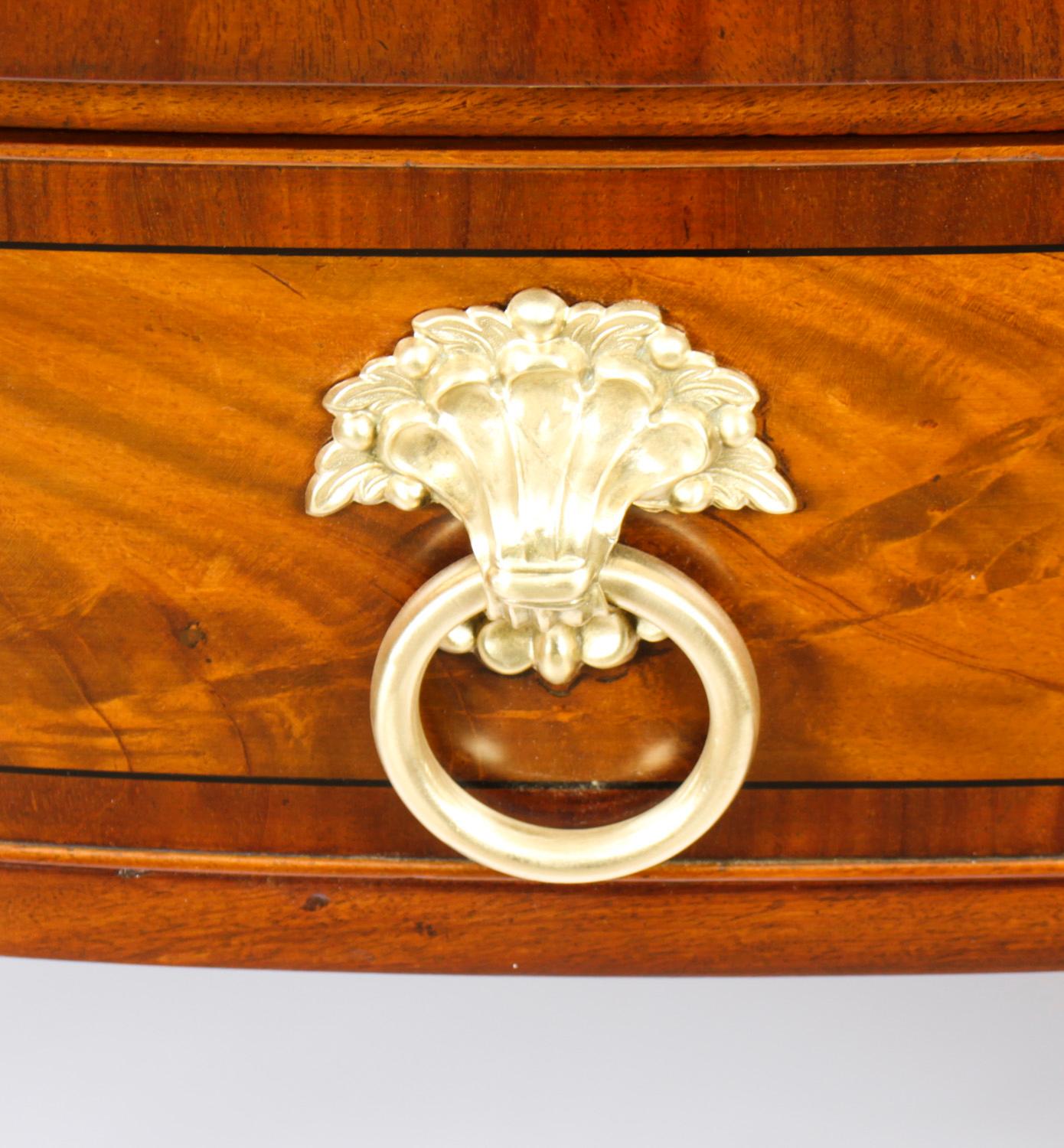 Antica credenza inglese Regency in mogano fiammato del XIX secolo in vendita 10