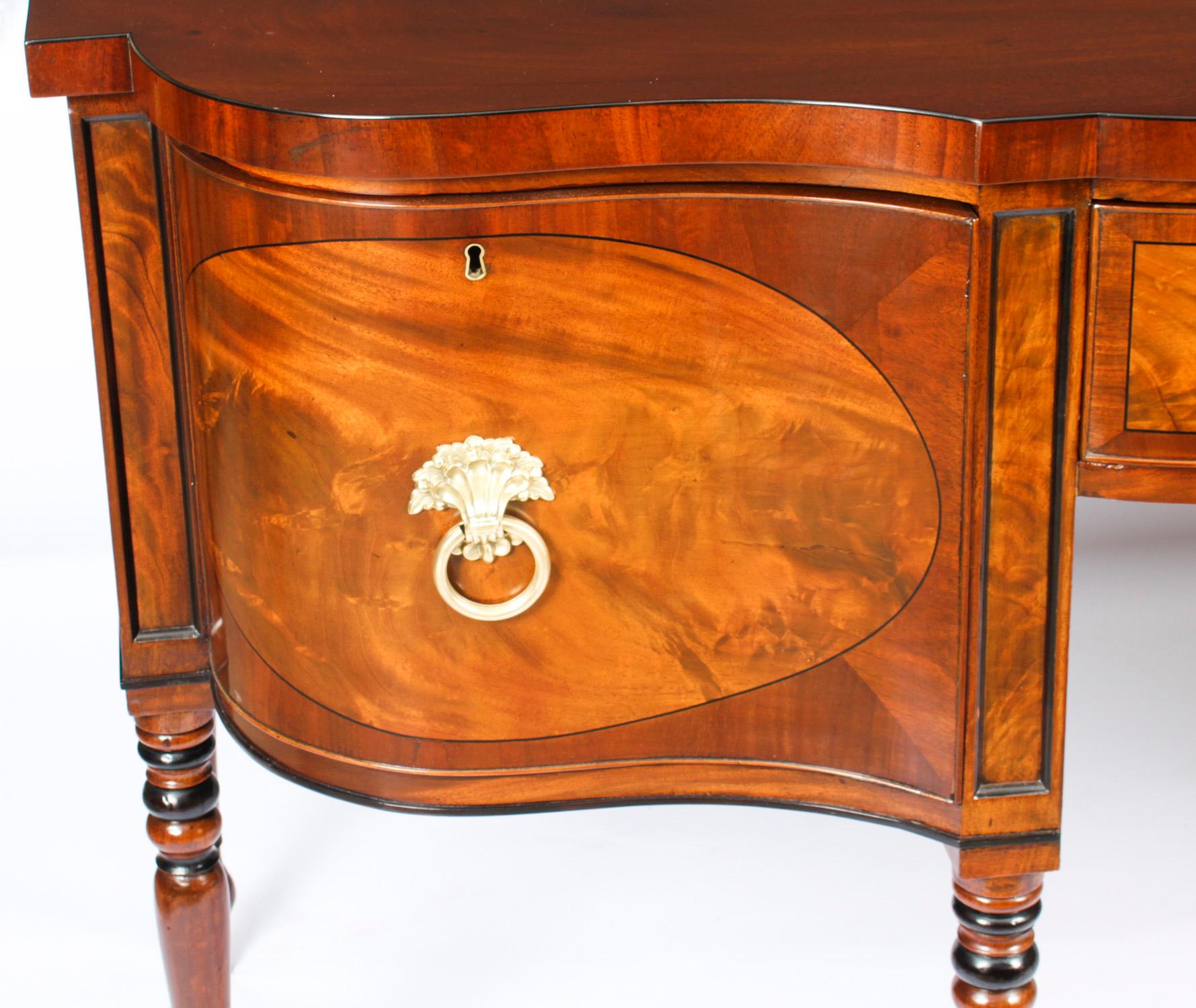 Antica credenza inglese Regency in mogano fiammato del XIX secolo in vendita 11