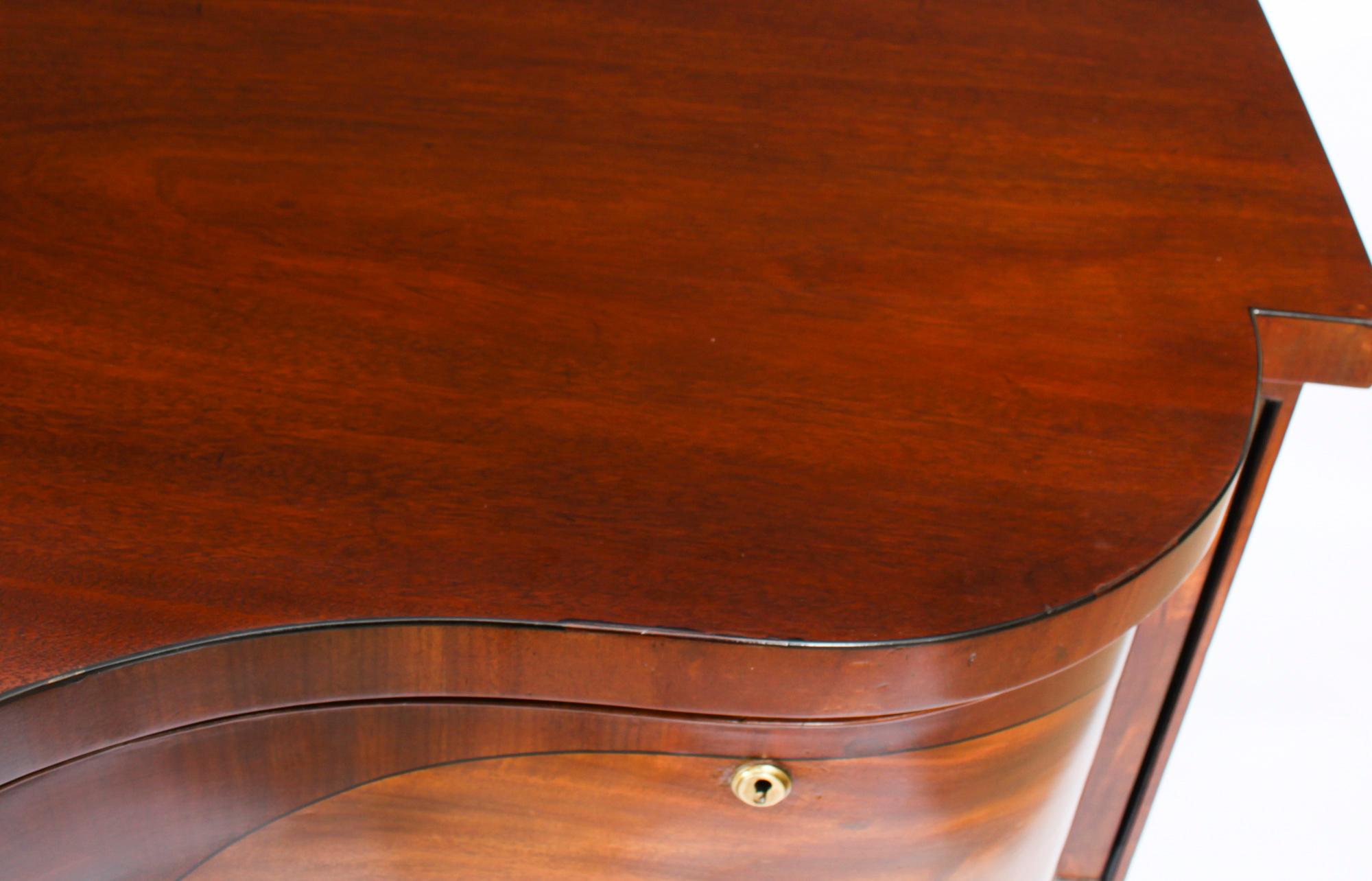 Inizio XIX secolo Antica credenza inglese Regency in mogano fiammato del XIX secolo in vendita