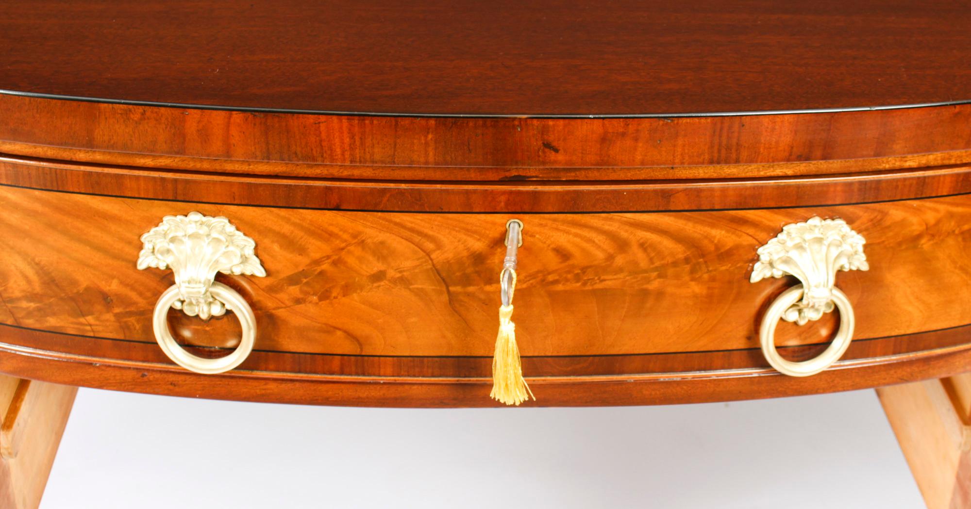 Mogano Antica credenza inglese Regency in mogano fiammato del XIX secolo in vendita