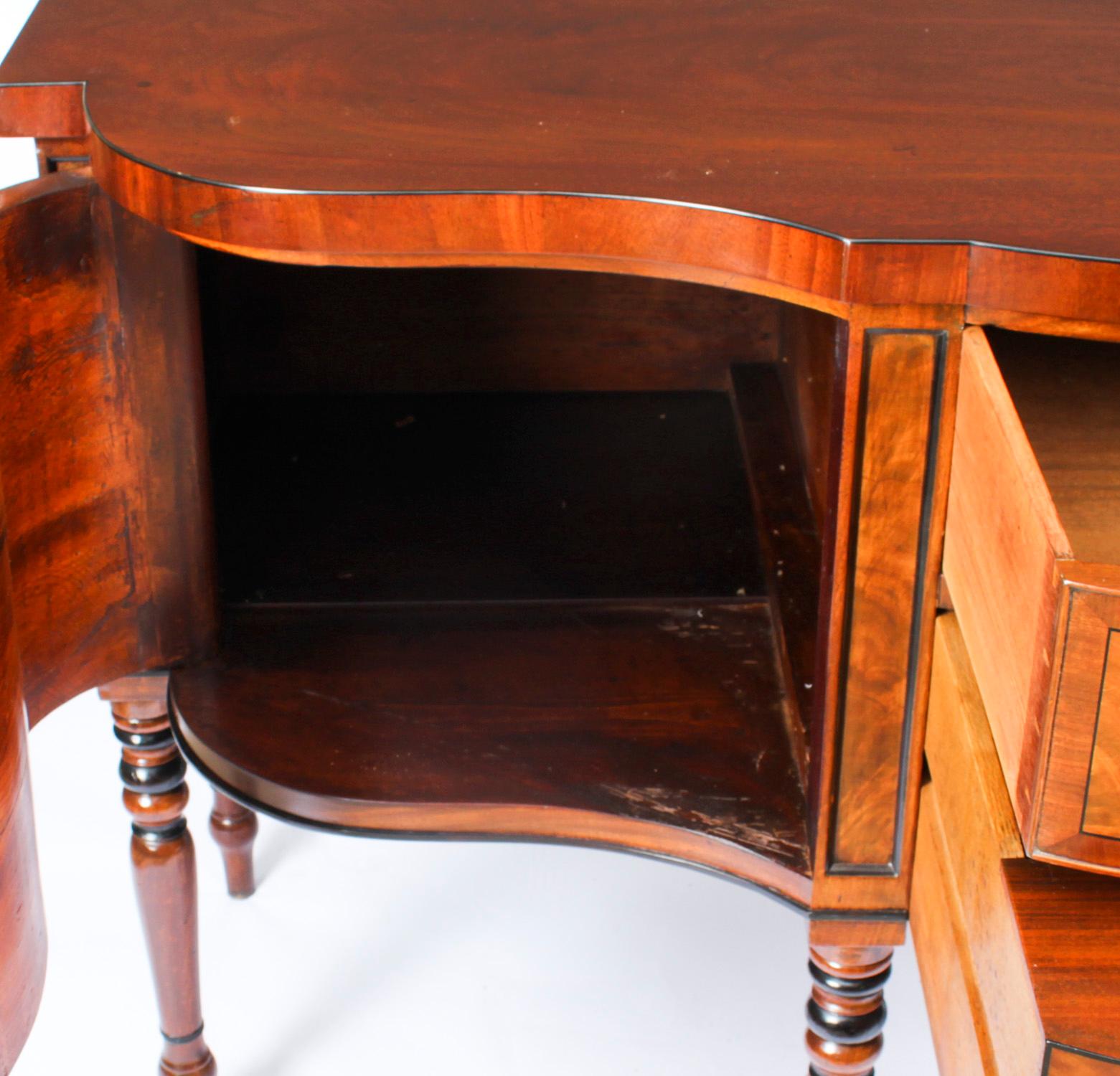 Antica credenza inglese Regency in mogano fiammato del XIX secolo in vendita 3