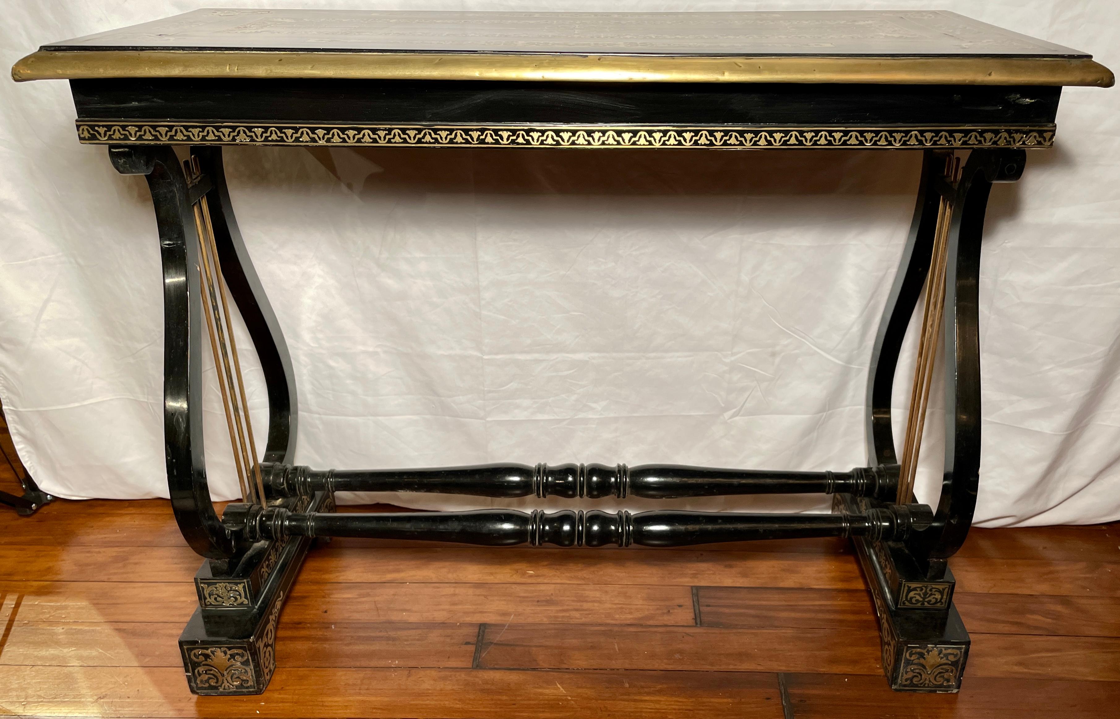 Antique table Régence anglaise en bois incrusté et ébénisé, vers 1890.