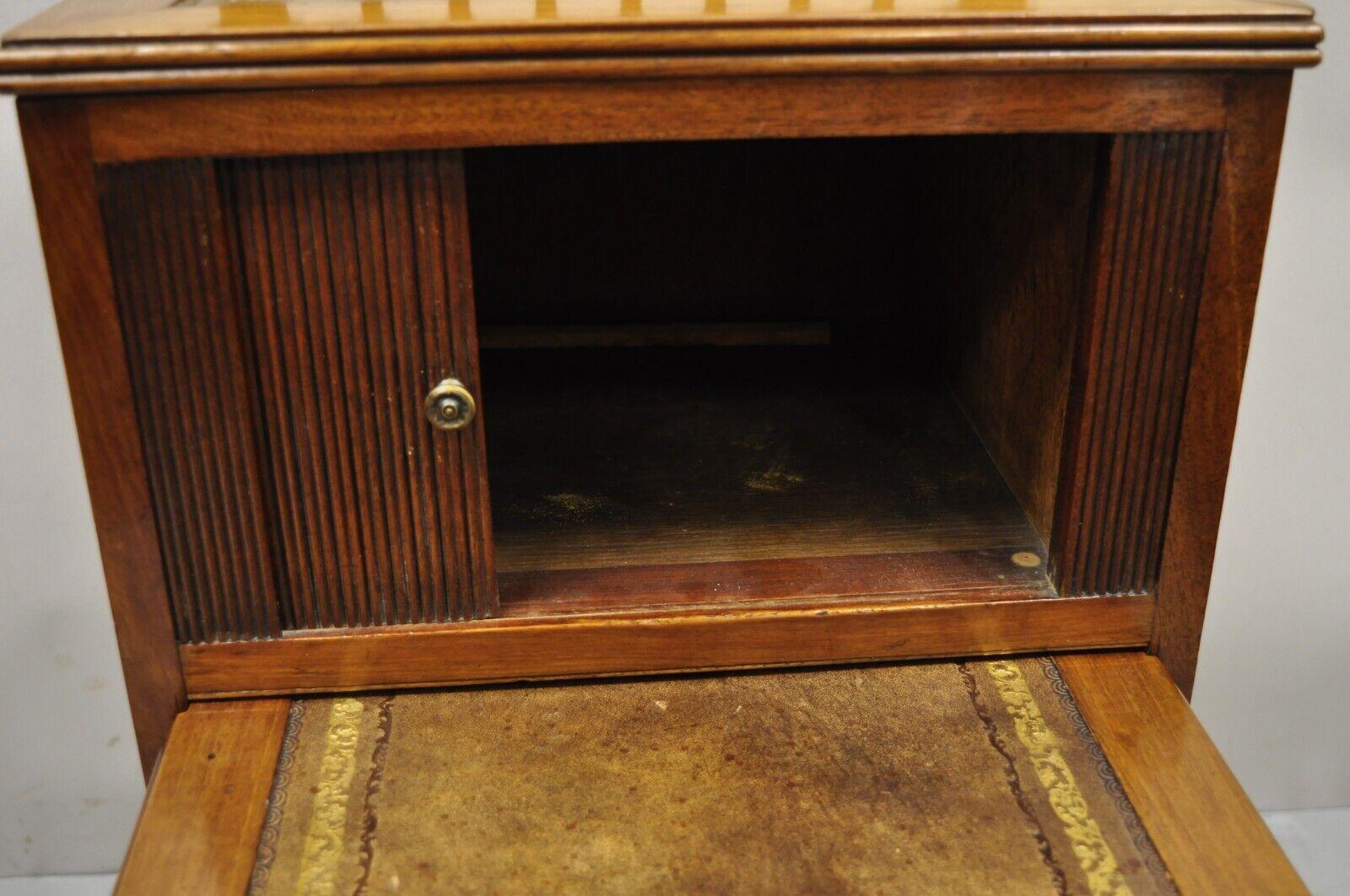 Ancienne table d'appoint anglaise Regency à 3 étages avec dessus en cuir et rangement caché en vente 5