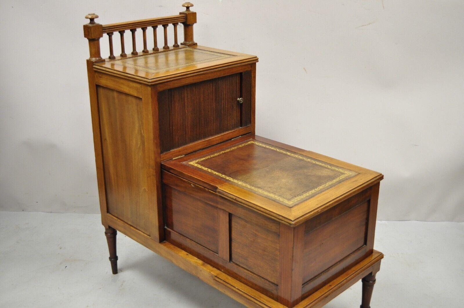 20ième siècle Ancienne table d'appoint anglaise Regency à 3 étages avec dessus en cuir et rangement caché en vente