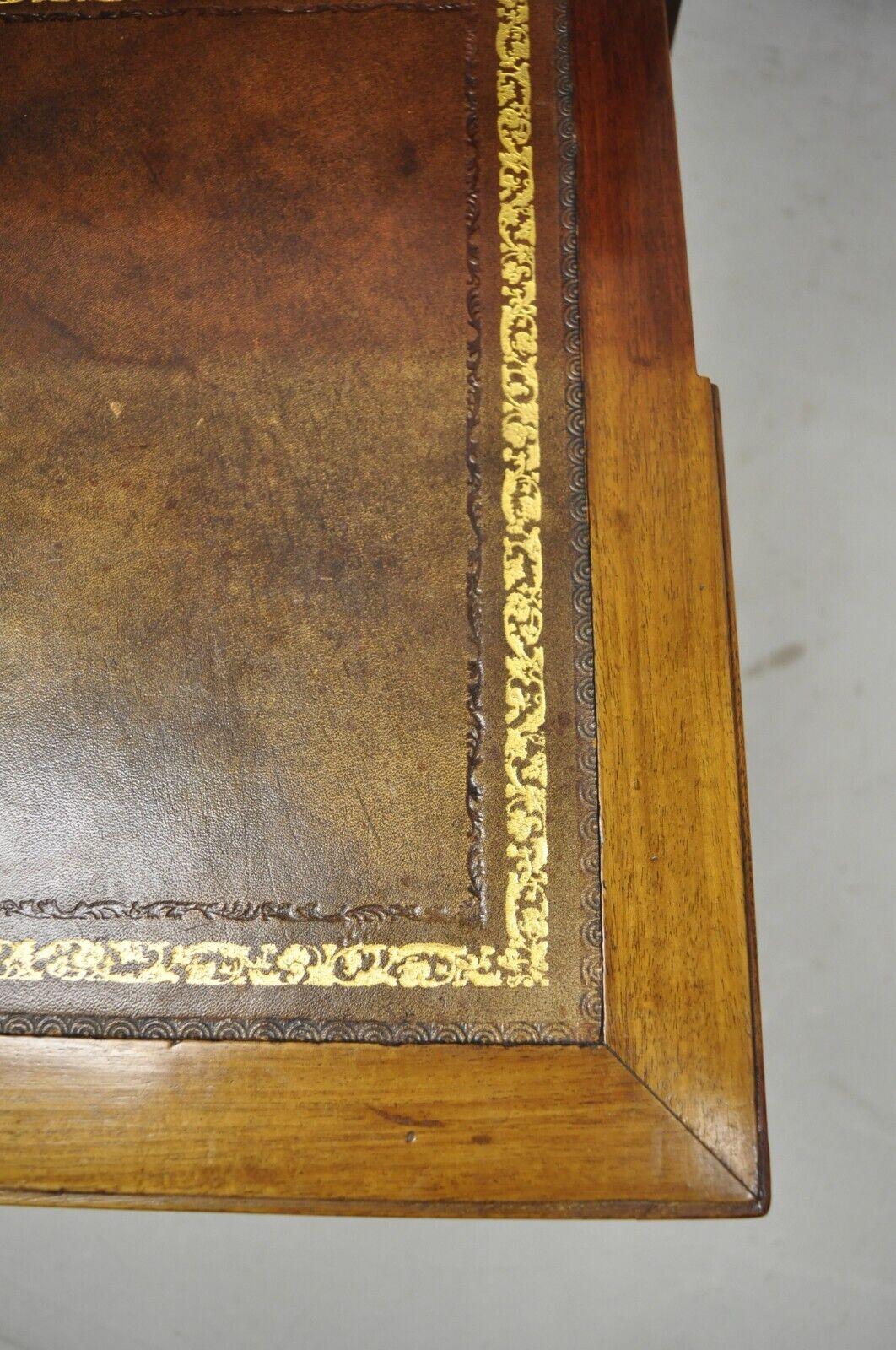 Ancienne table d'appoint anglaise Regency à 3 étages avec dessus en cuir et rangement caché en vente 2