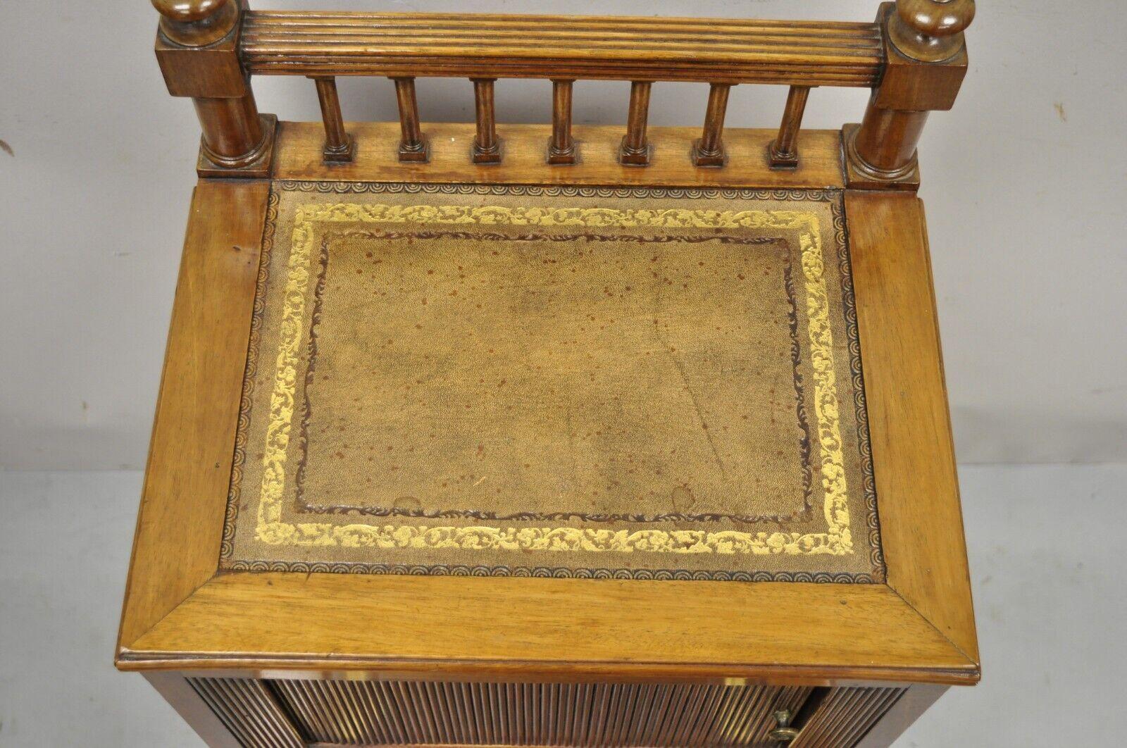Ancienne table d'appoint anglaise Regency à 3 étages avec dessus en cuir et rangement caché en vente 4