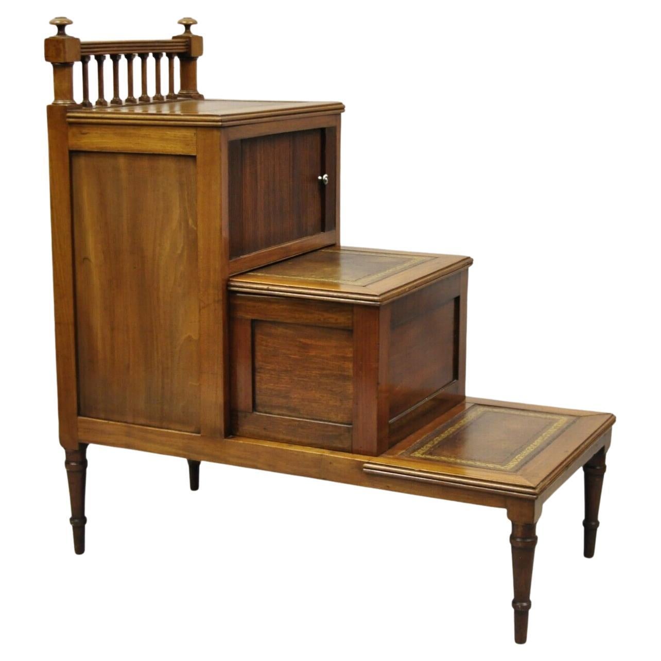 Ancienne table d'appoint anglaise Regency à 3 étages avec dessus en cuir et rangement caché en vente