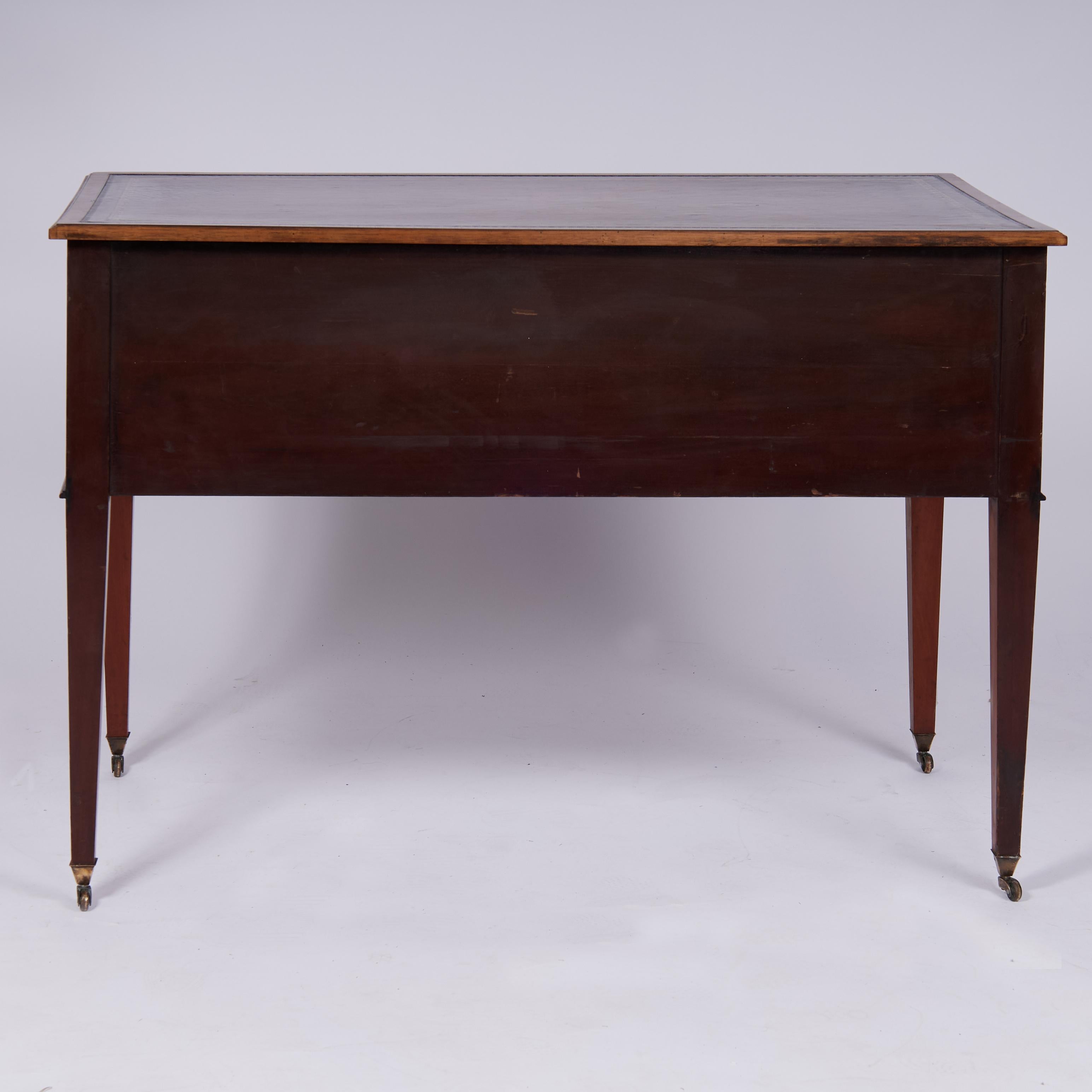 Escritorio de cuero antiguo inglés de la Regencia en venta 3