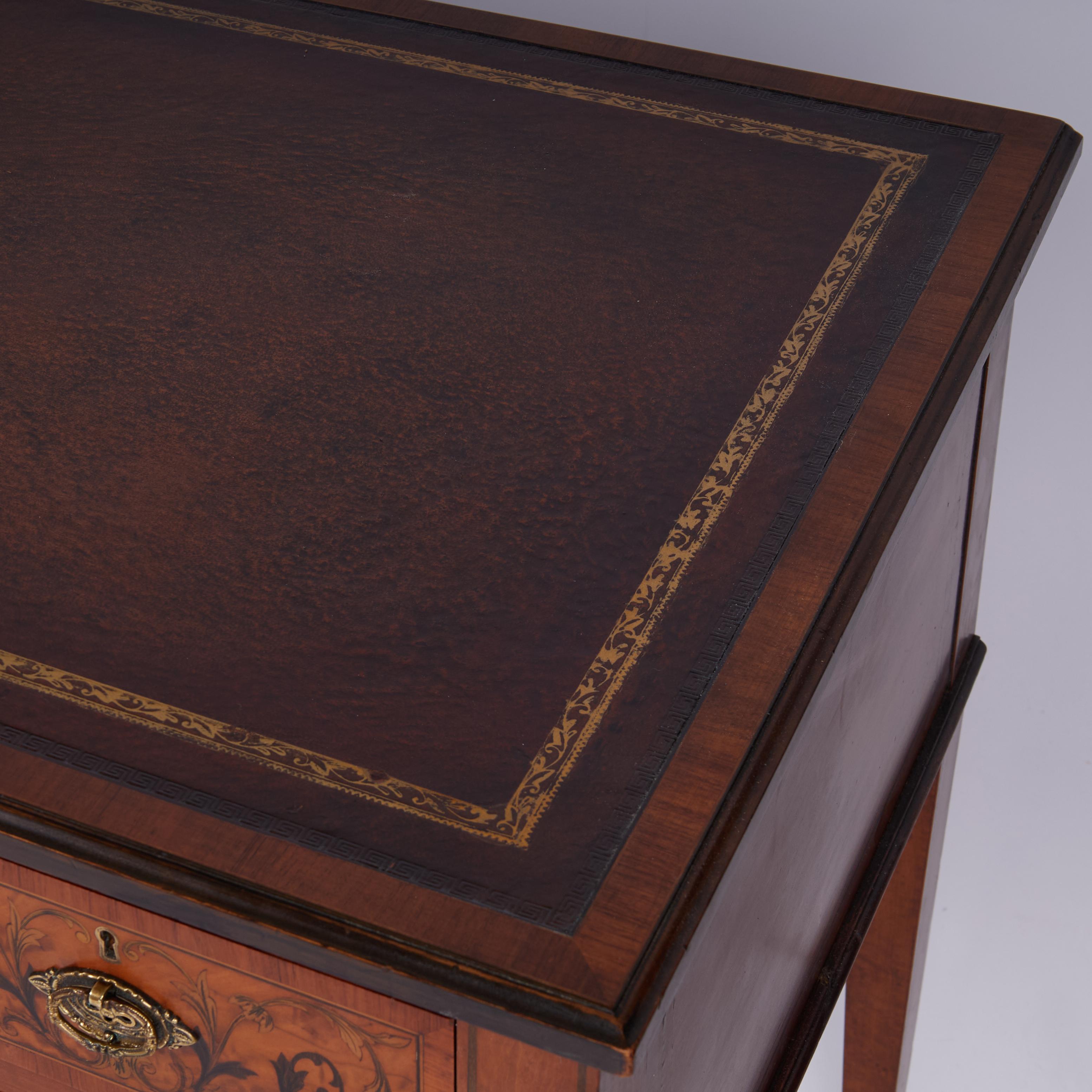 Escritorio de cuero antiguo inglés de la Regencia en venta 2