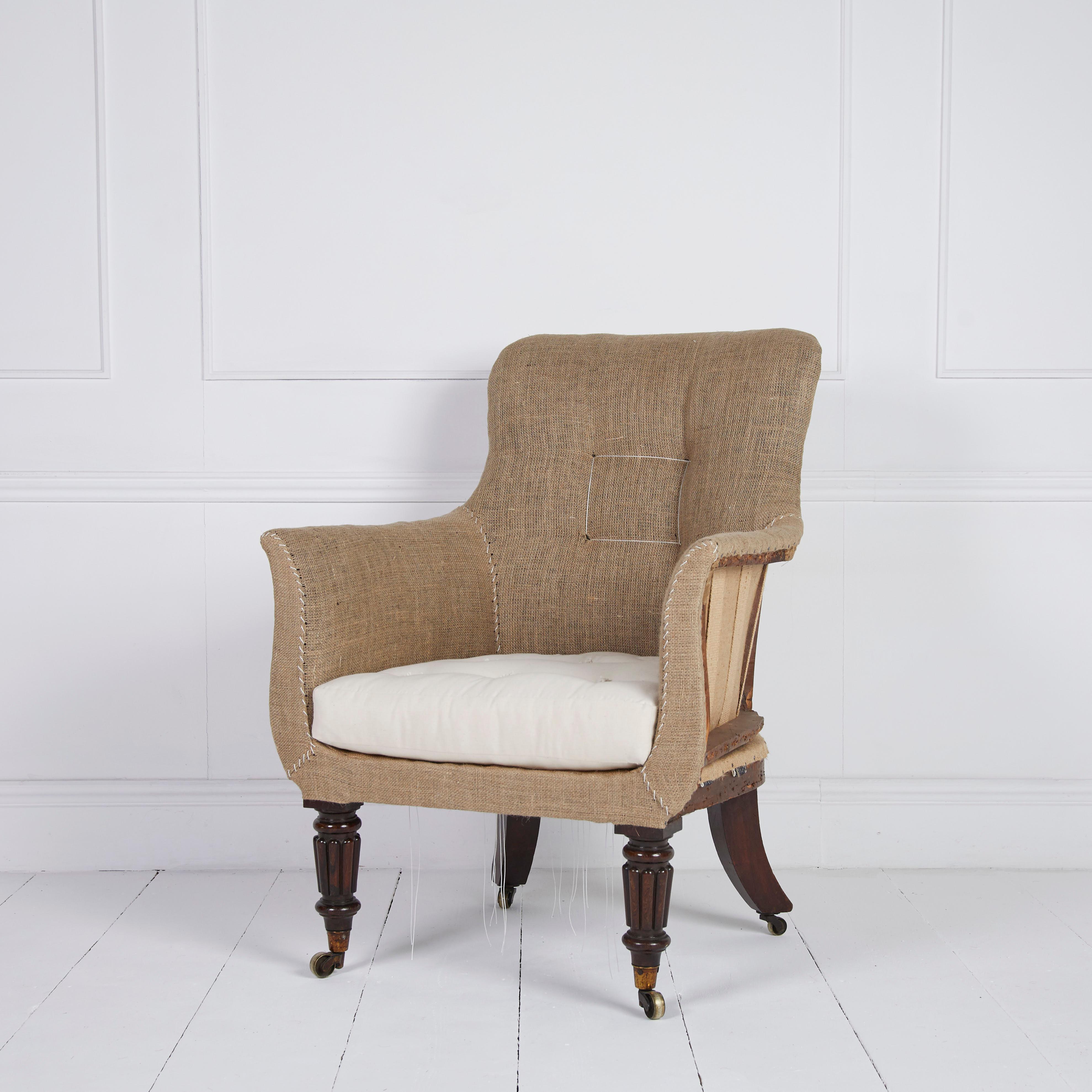 Chaise de bibliothèque Regency recouverte de calicot égyptien et de toile de jute naturelle avec coussin en crin de veau reposant sur des pieds en acajou cannelé à motif Gillow et des roulettes d'origine.

Dimensions : H 40″  L 29″ D 30″ Siège D 22″
