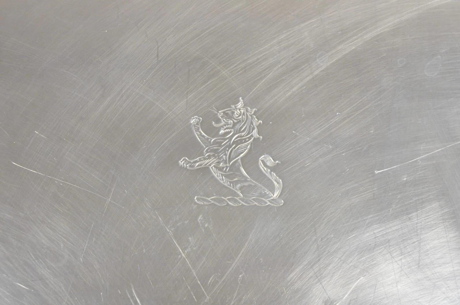 Antiguo León de la Regencia inglesa grabado Bandeja de plata plateada para servir. Mediados del siglo XX. Medidas: 1,5