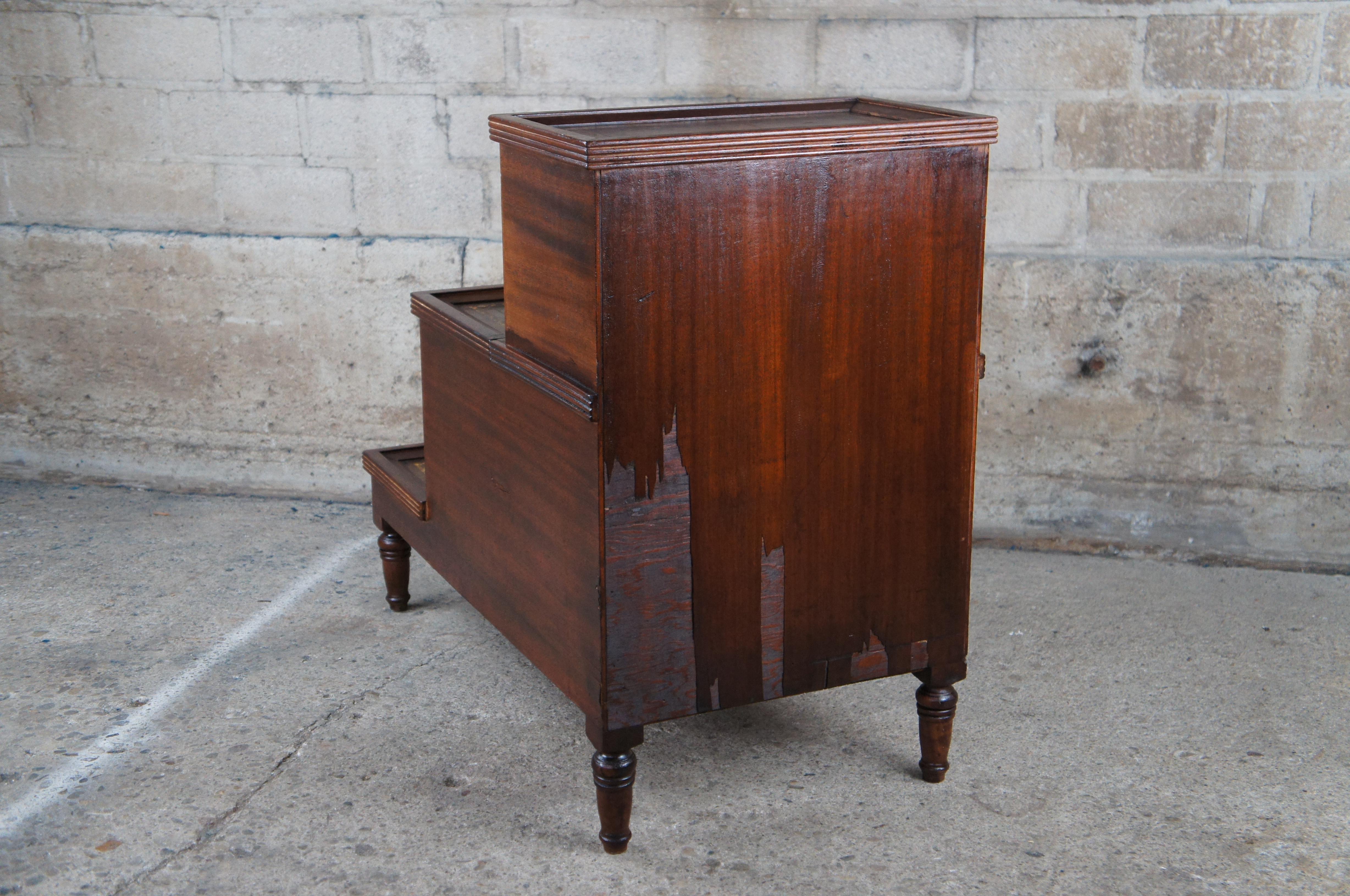 Ancienne Commode de chevet en acajou de style Régence anglaise en vente 4