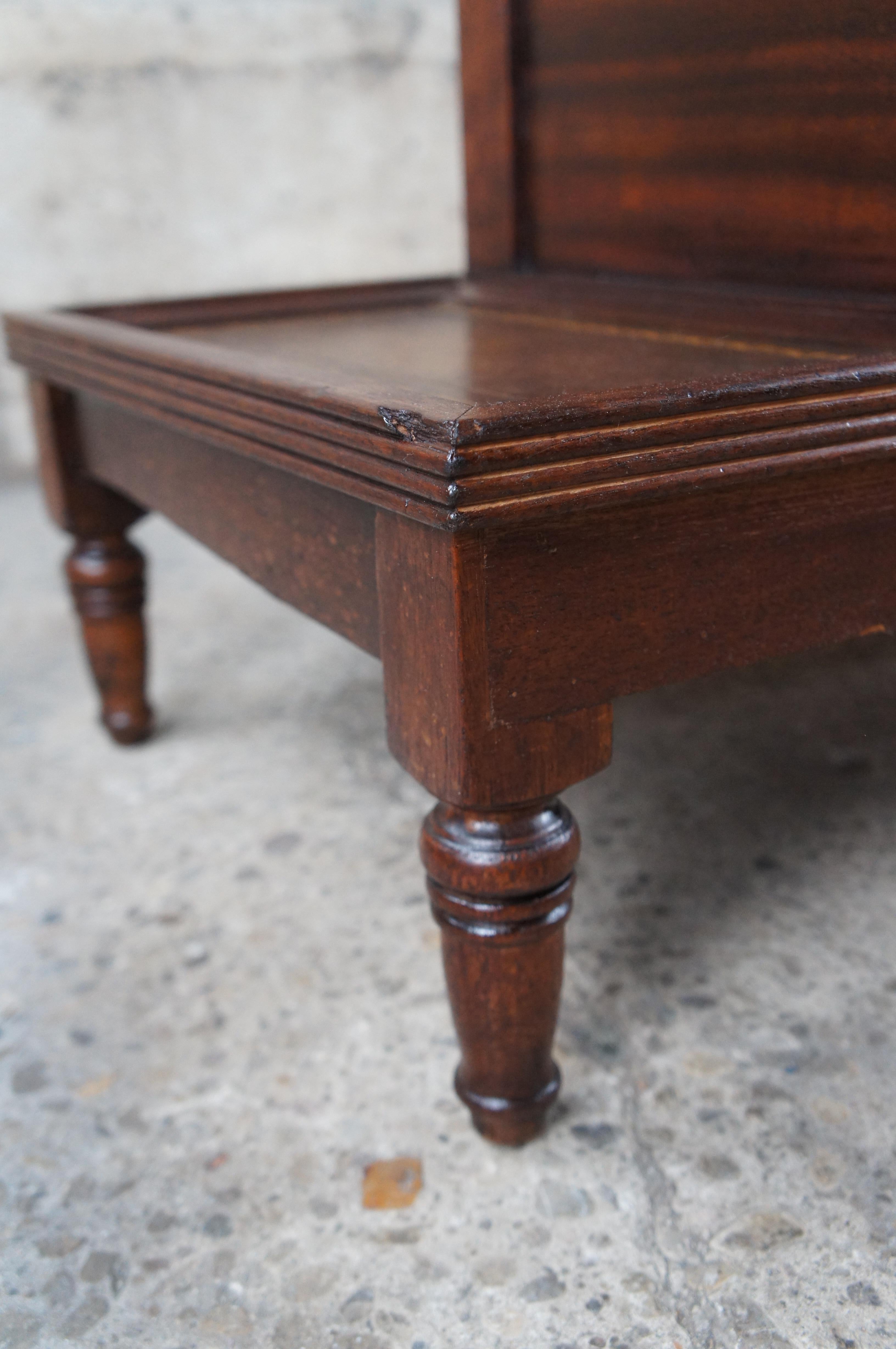Ancienne Commode de chevet en acajou de style Régence anglaise en vente 5