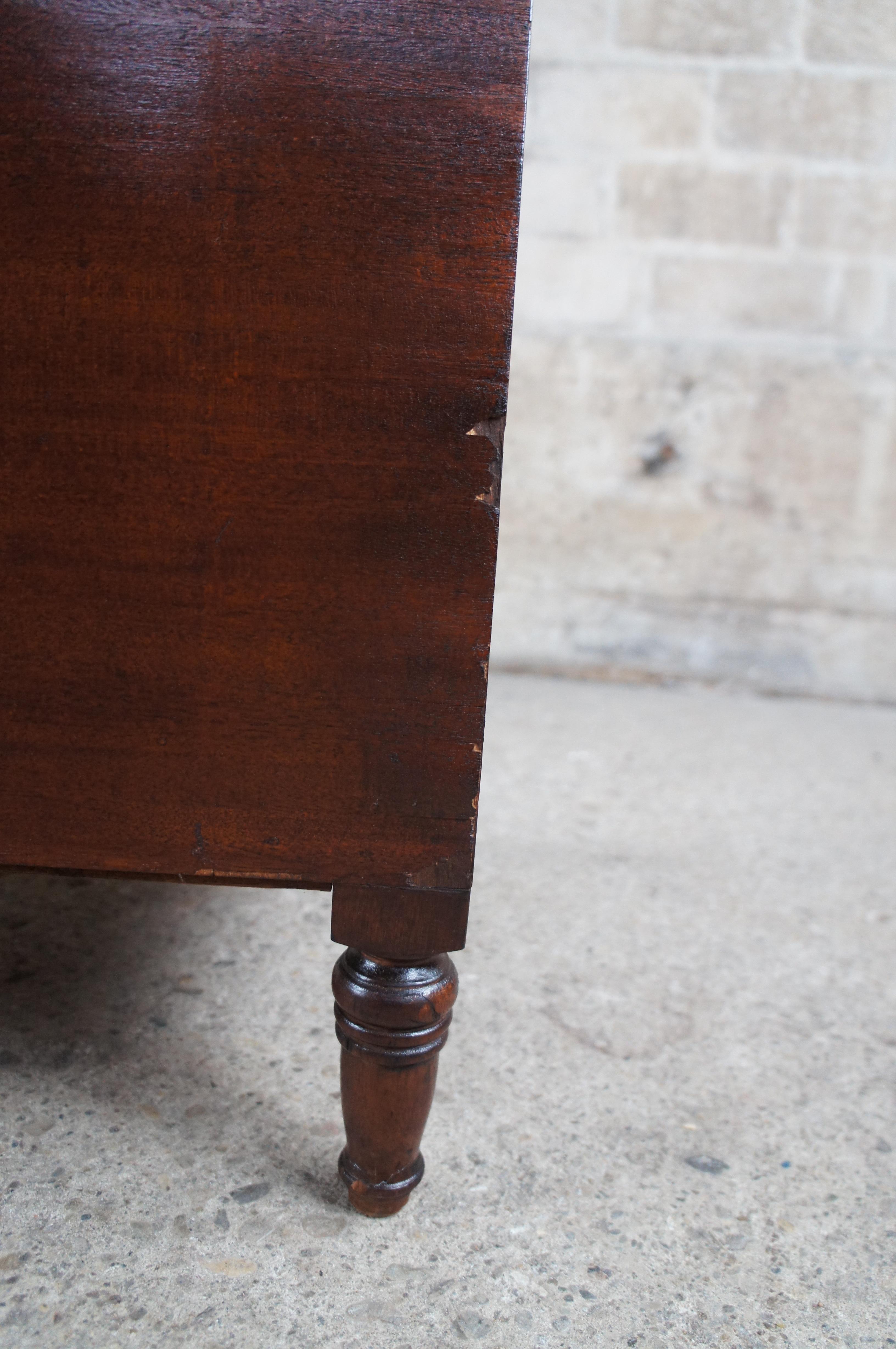 Ancienne Commode de chevet en acajou de style Régence anglaise en vente 6
