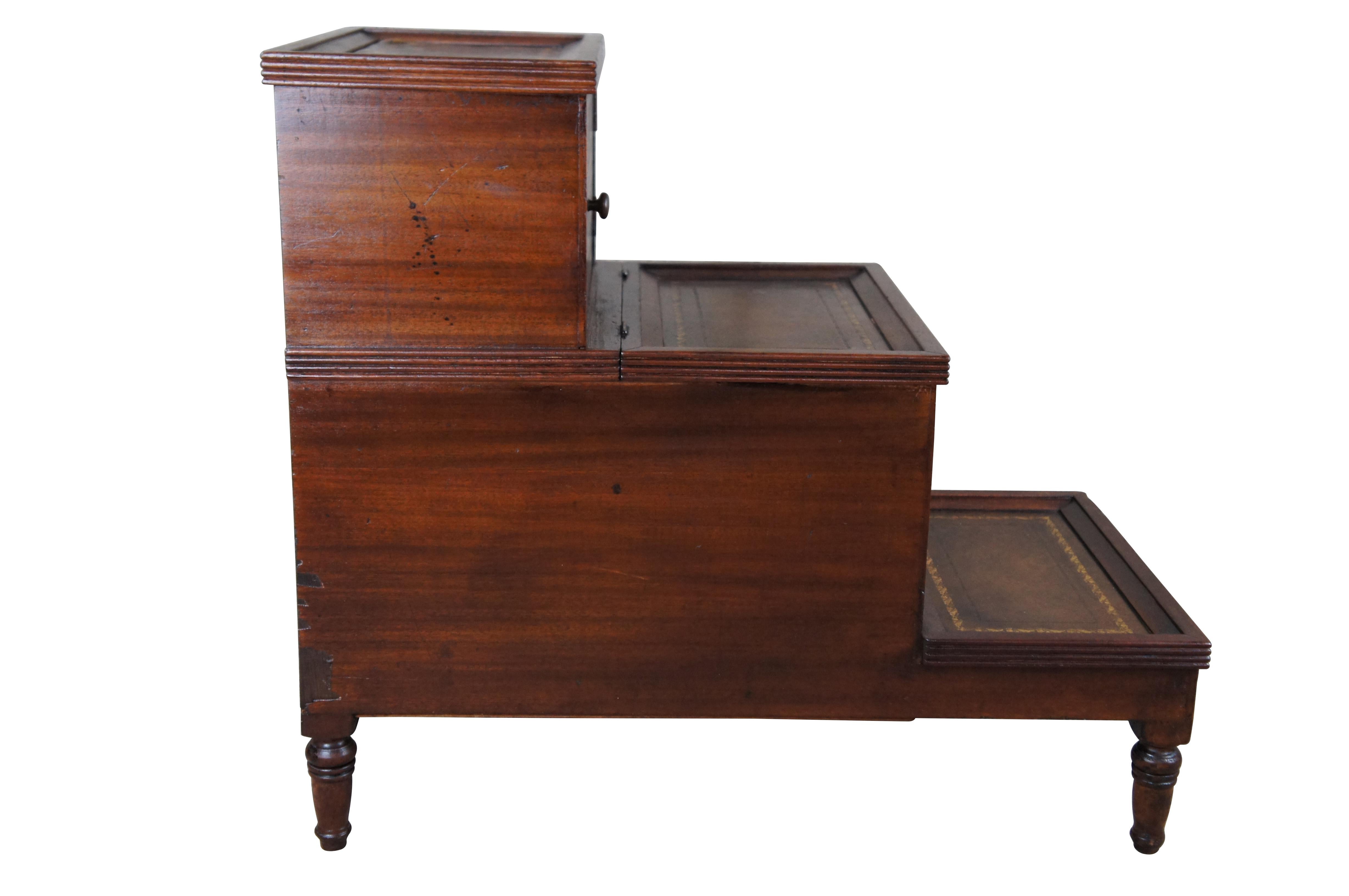 Ancienne bibliothèque ou escalier de lit / escalier / marchepied / table d'appoint ou table de nuit de style Regency / George III / Sheraton.  Fabriquée en acajou, elle présente un design à trois niveaux avec une galerie cannelée, des plateaux en