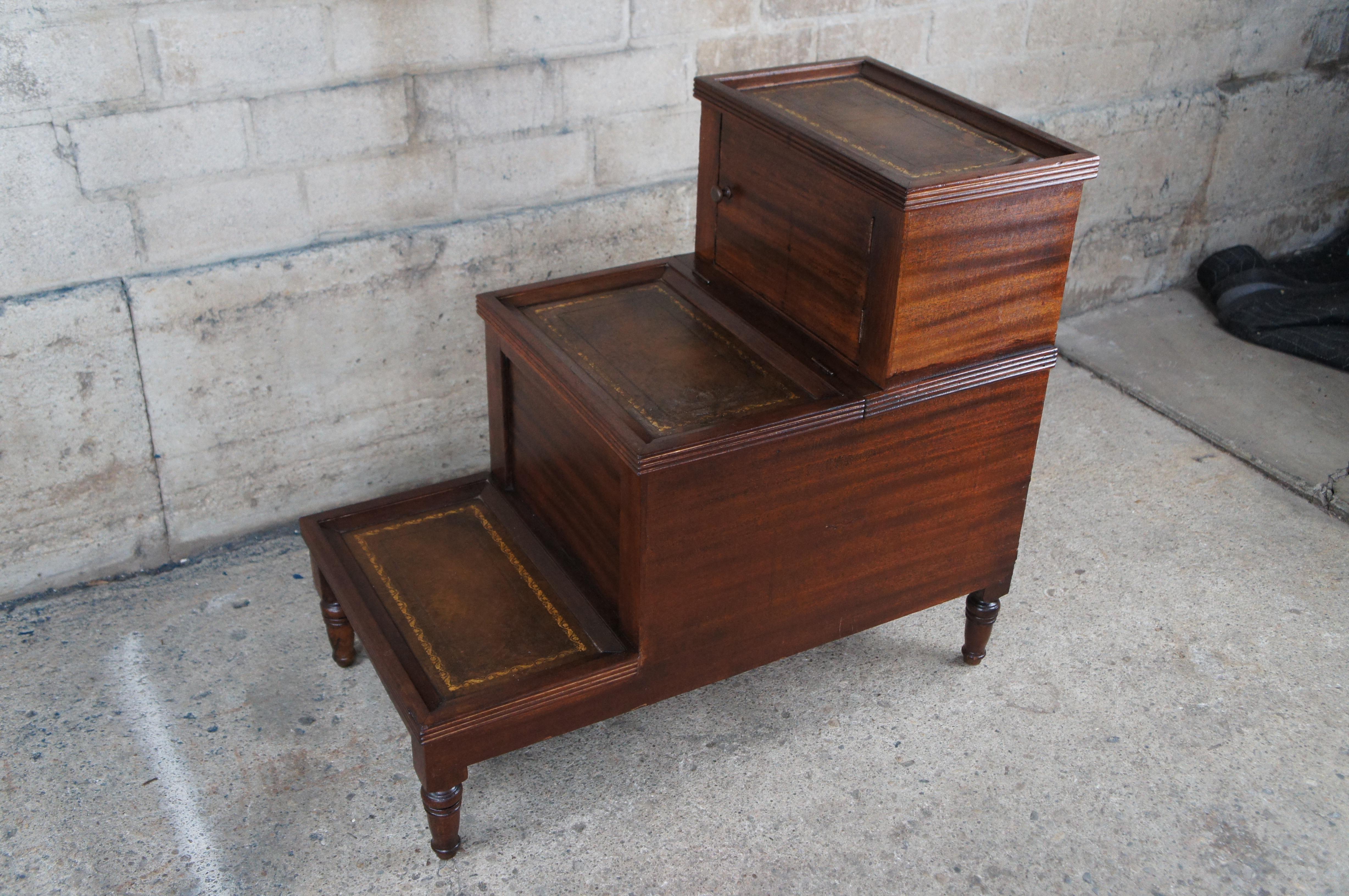 Ancienne Commode de chevet en acajou de style Régence anglaise État moyen - En vente à Dayton, OH