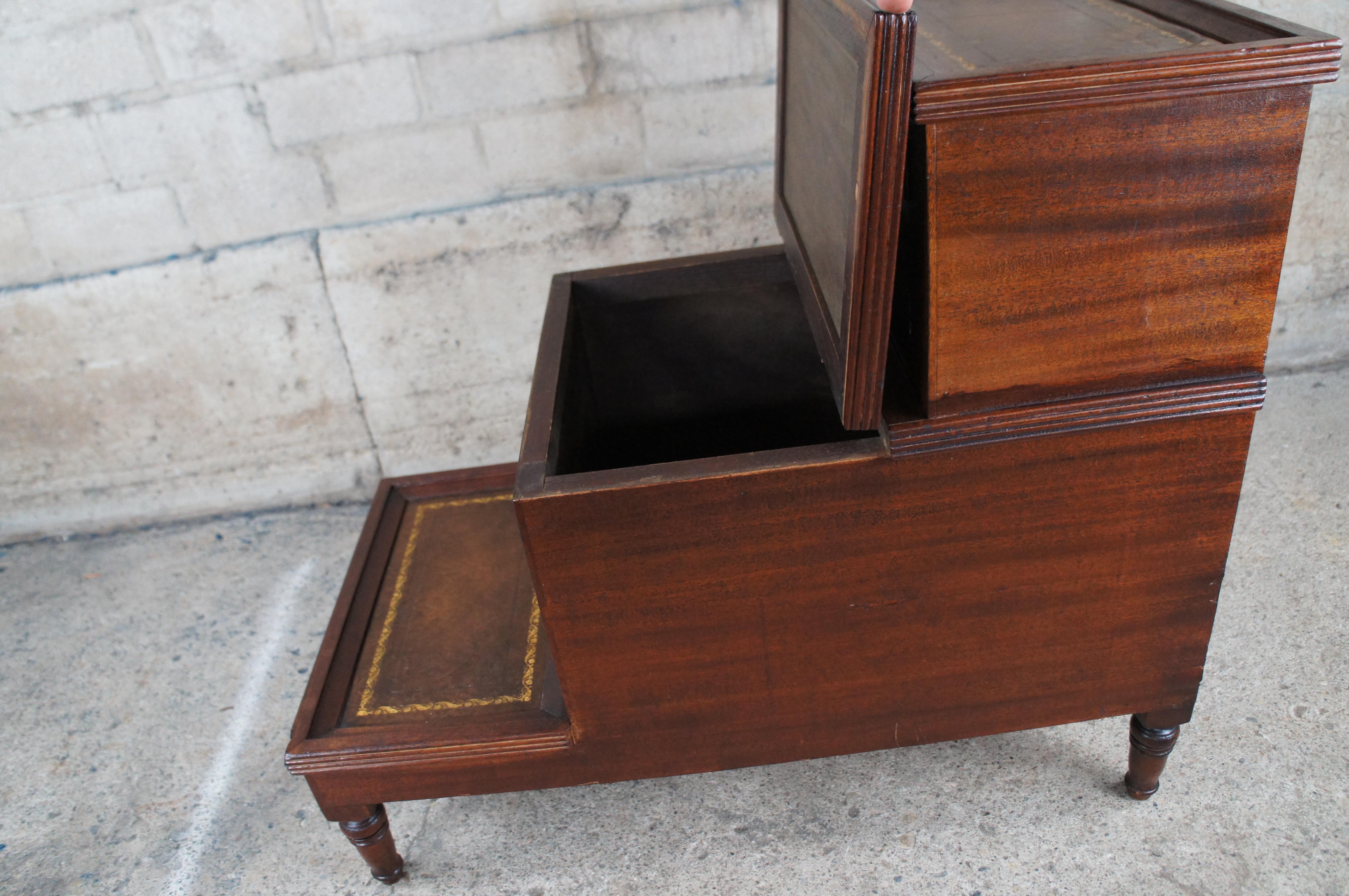 20ième siècle Ancienne Commode de chevet en acajou de style Régence anglaise en vente
