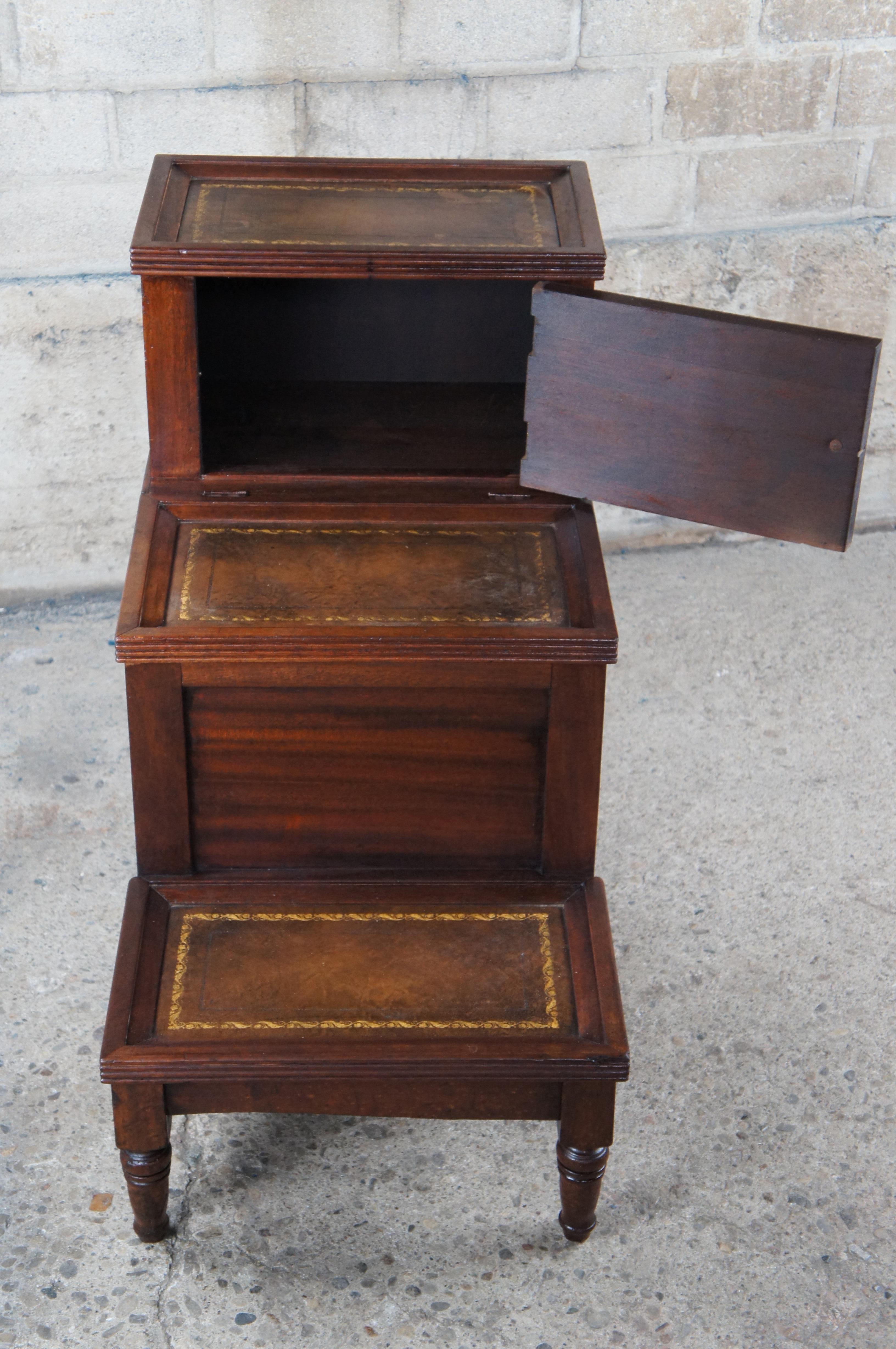 Ancienne Commode de chevet en acajou de style Régence anglaise en vente 2