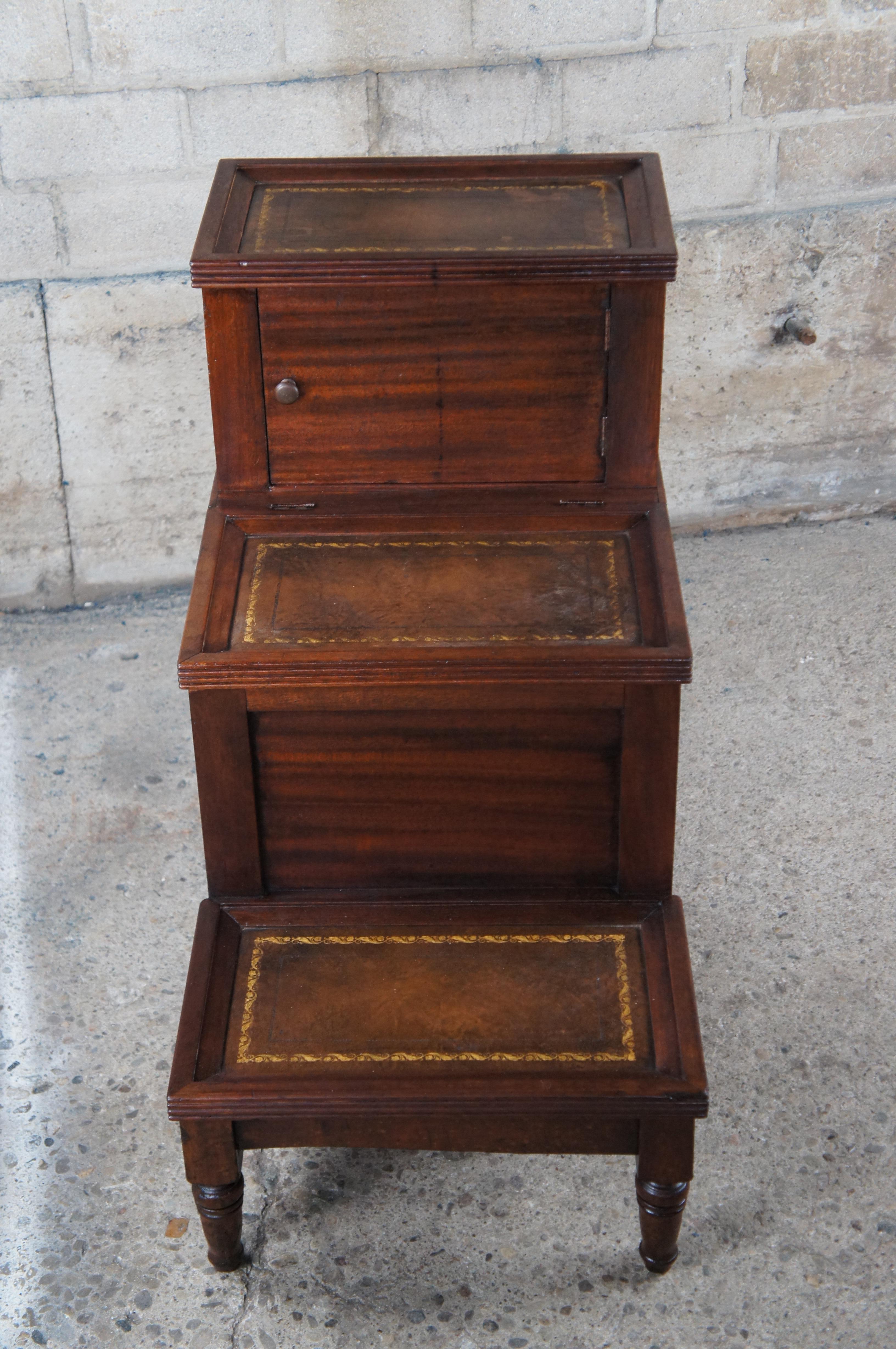 Ancienne Commode de chevet en acajou de style Régence anglaise en vente 3