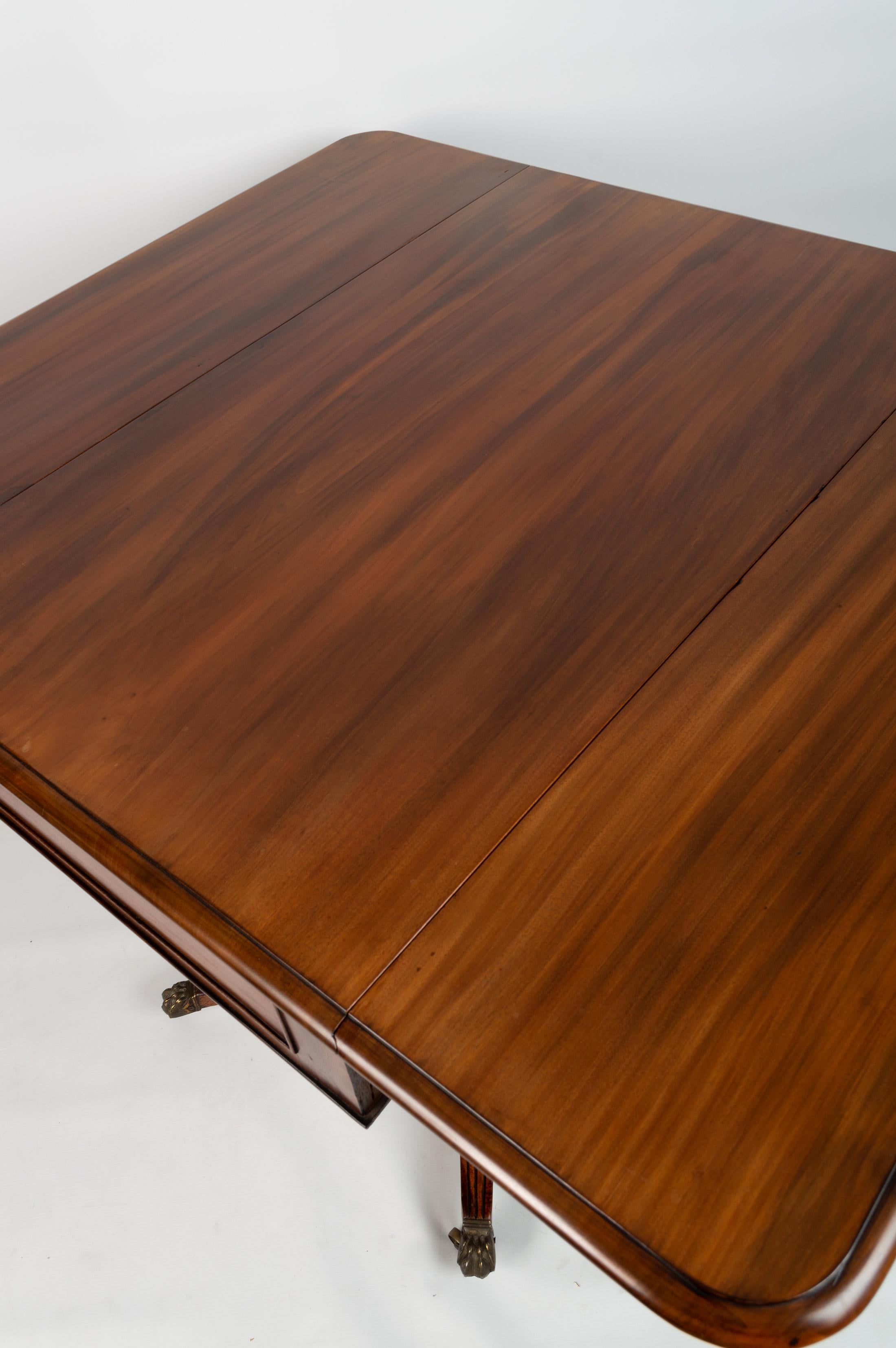 Anglais Ancienne table de petit déjeuner Pembroke de style English Regency en acajou à feuilles tombantes, vers 1820 en vente